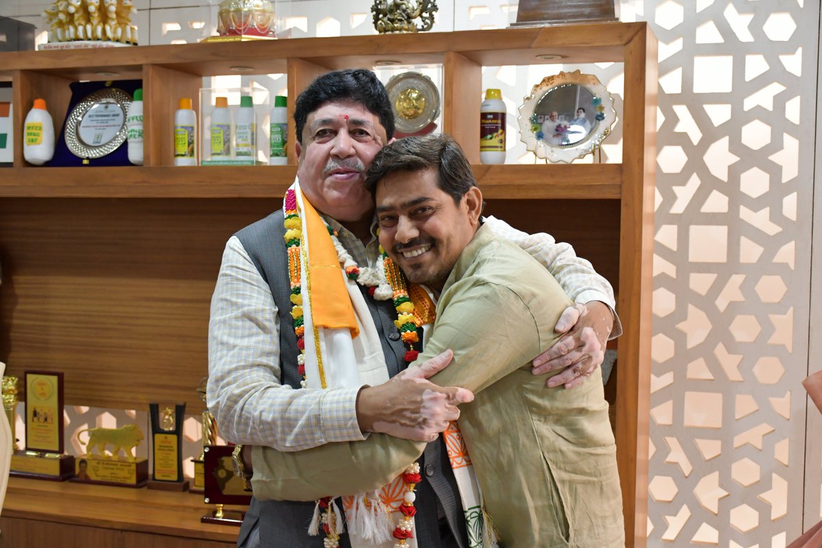 DhavalBJP3's tweet photo. 🌹 હાર્દિક અભિનંદન અને શુભેચ્છાઓ 🌹
ICA (International Co-operative Alliance)ના ડાયરેક્ટર તરીકે પ્રચંડ બહુમતીથી ચૂંટાઈ ગુજરાતની ગૌરવગાથામાં વધુ એક સન્માનજનક અધ્યાય ઉમેરનાર માનનીય શ્રી દિલીપભાઈ સંઘાણી સાહેબનું પ્રથમ વખત ગુજરાત પધારવા બદલ ભવ્ય સ્વાગત કરવામાં આવ્યું @Dileep_Sanghani https://t.co/kv5KRochpU