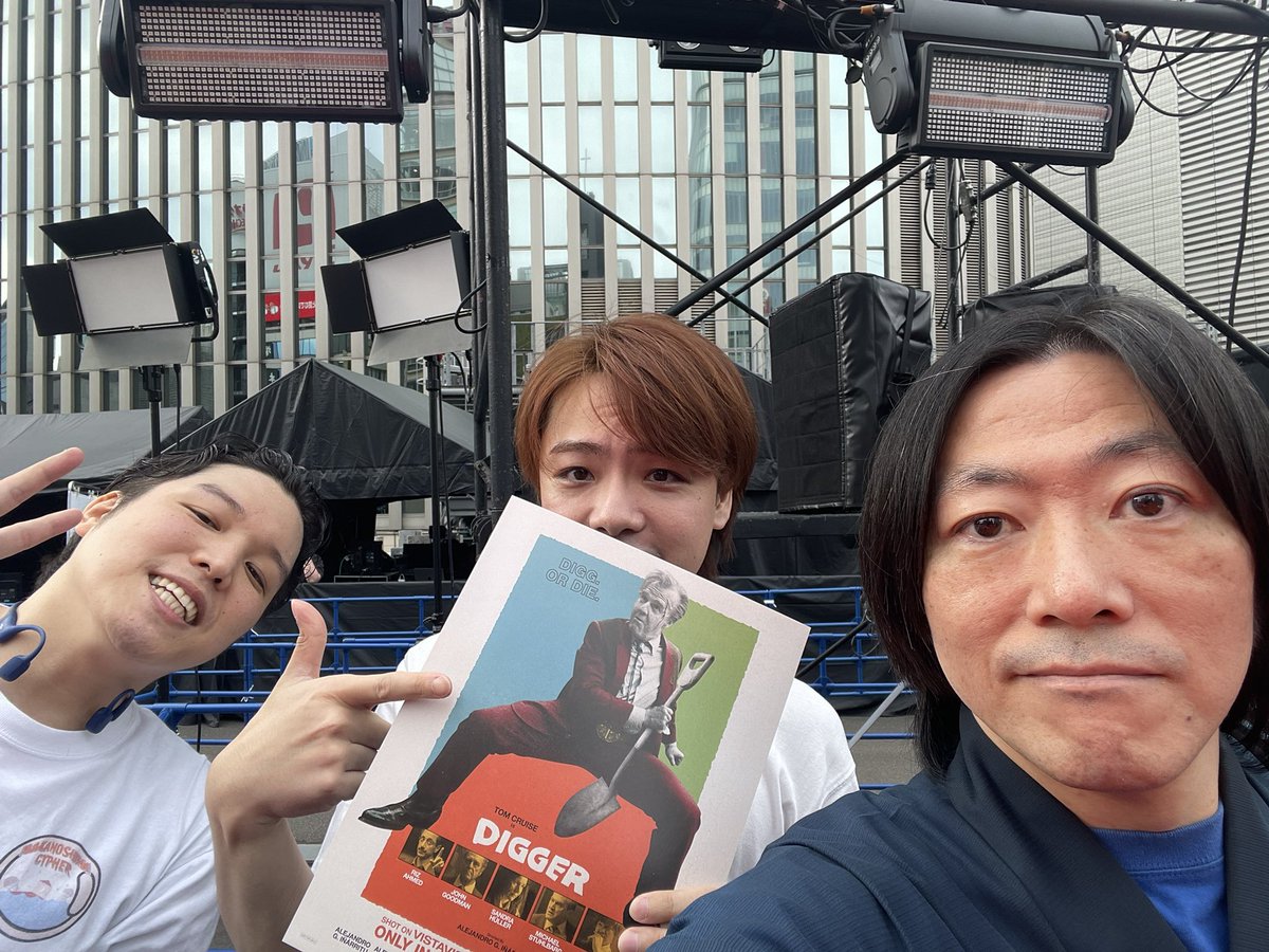 genjyuro's tweet photo. 東和ピクチャーズさんのご厚意で #映画ディガー のレッドカーペットイベントに参加させてもろうた！

10月6日は #トムの日 という事で会場も大盛り上がり！

トム・クルーズ、一人一人丁寧にサインと写真に対応してて聞きしに勝るファンサの神っぷり！

わしもアメコミ侍としてラストサムライと写真撮ってもらえた！サインだけでなく握手までしてくれる手厚さ！惚れる！
『バードマン あるいは(無知がもたらす予期せぬ奇跡)』のイニャリトゥ監督も満面の笑顔でサインしてくれた！

ネタバレ絶対厳禁の映画『ディガー』は10月9日公開！

#DIGGER
#トムクルーズ