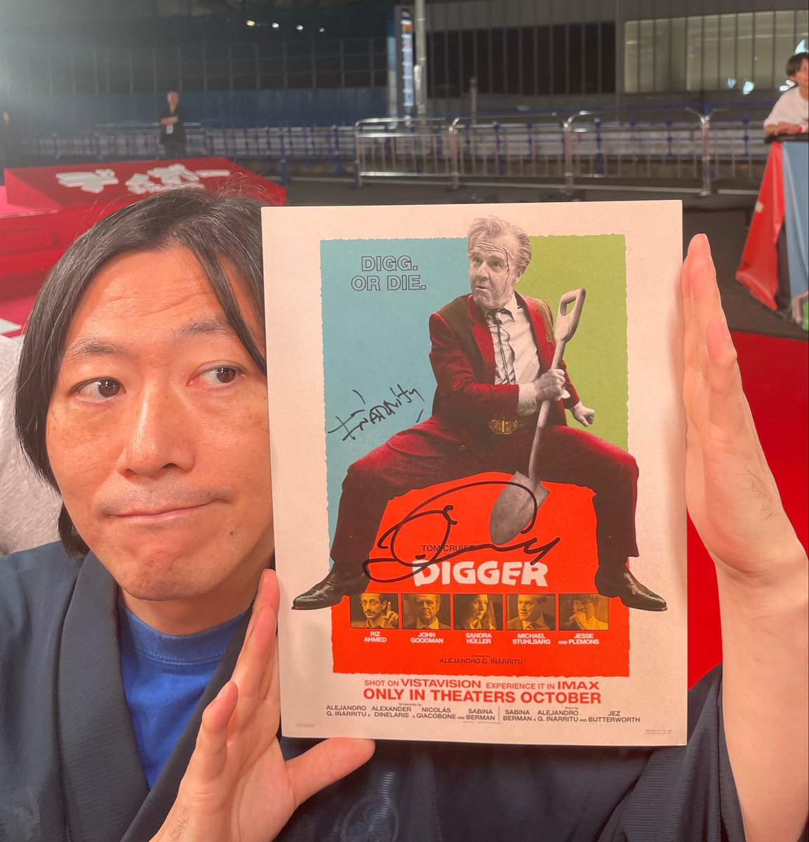 genjyuro's tweet photo. 東和ピクチャーズさんのご厚意で #映画ディガー のレッドカーペットイベントに参加させてもろうた！

10月6日は #トムの日 という事で会場も大盛り上がり！

トム・クルーズ、一人一人丁寧にサインと写真に対応してて聞きしに勝るファンサの神っぷり！

わしもアメコミ侍としてラストサムライと写真撮ってもらえた！サインだけでなく握手までしてくれる手厚さ！惚れる！
『バードマン あるいは(無知がもたらす予期せぬ奇跡)』のイニャリトゥ監督も満面の笑顔でサインしてくれた！

ネタバレ絶対厳禁の映画『ディガー』は10月9日公開！

#DIGGER
#トムクルーズ