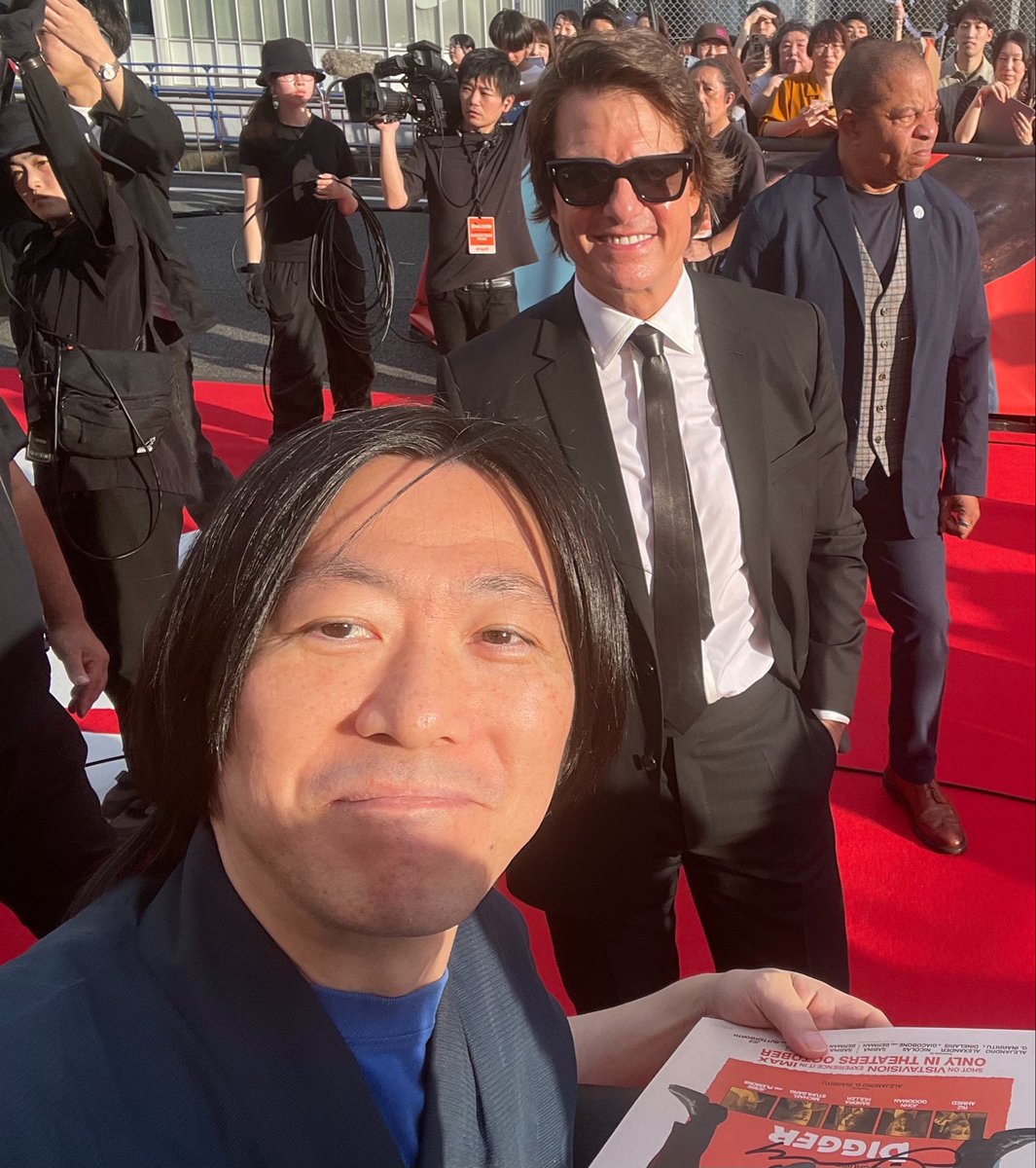 genjyuro's tweet photo. 東和ピクチャーズさんのご厚意で #映画ディガー のレッドカーペットイベントに参加させてもろうた！

10月6日は #トムの日 という事で会場も大盛り上がり！

トム・クルーズ、一人一人丁寧にサインと写真に対応してて聞きしに勝るファンサの神っぷり！

わしもアメコミ侍としてラストサムライと写真撮ってもらえた！サインだけでなく握手までしてくれる手厚さ！惚れる！
『バードマン あるいは(無知がもたらす予期せぬ奇跡)』のイニャリトゥ監督も満面の笑顔でサインしてくれた！

ネタバレ絶対厳禁の映画『ディガー』は10月9日公開！

#DIGGER
#トムクルーズ