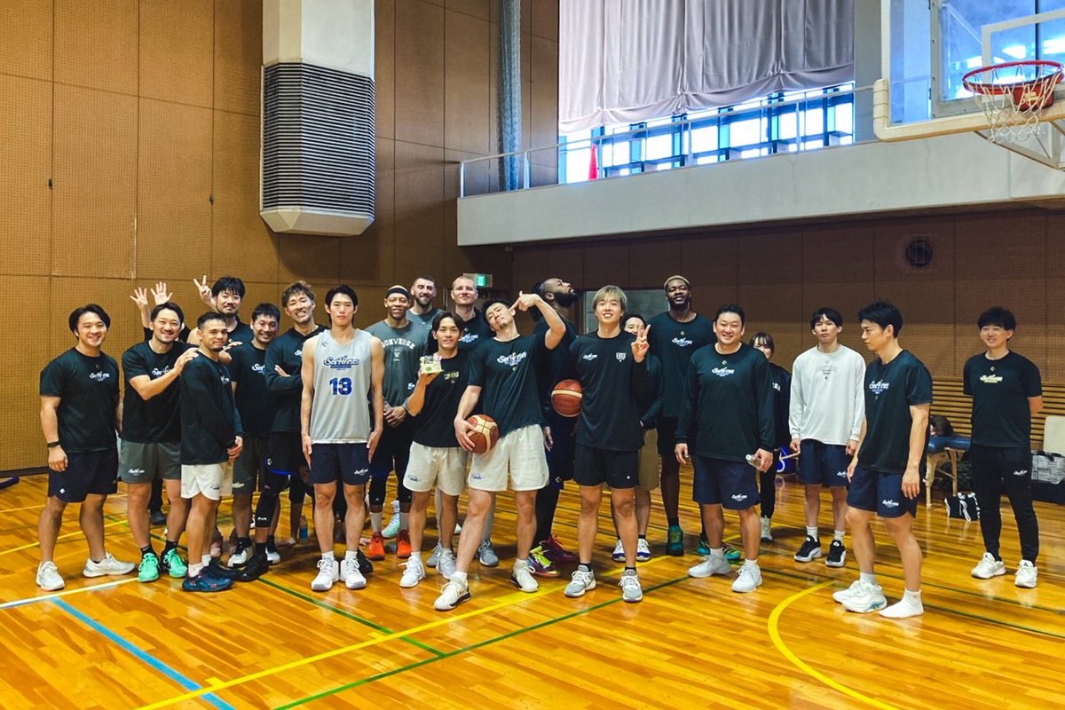 go_seahorses's tweet photo. 練習後に記念撮影📸
昨日に誕生日を迎えた#11 久保田義章選手のお祝いの様子をお届け🎂

#久保田義章
#シーホース三河 #ZABOOM
#ぎゅんを探せ https://t.co/AFZclIKVy1
