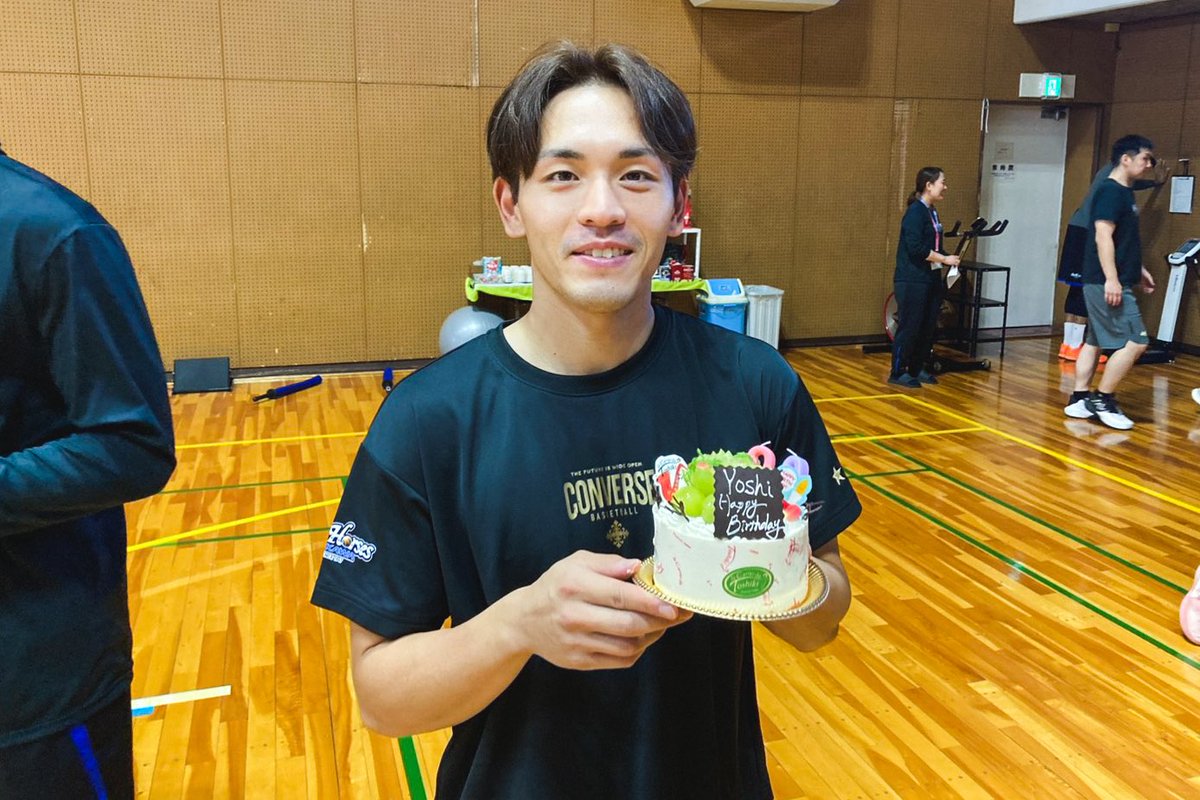 go_seahorses's tweet photo. 練習後に記念撮影📸
昨日に誕生日を迎えた#11 久保田義章選手のお祝いの様子をお届け🎂

#久保田義章
#シーホース三河 #ZABOOM
#ぎゅんを探せ https://t.co/AFZclIKVy1