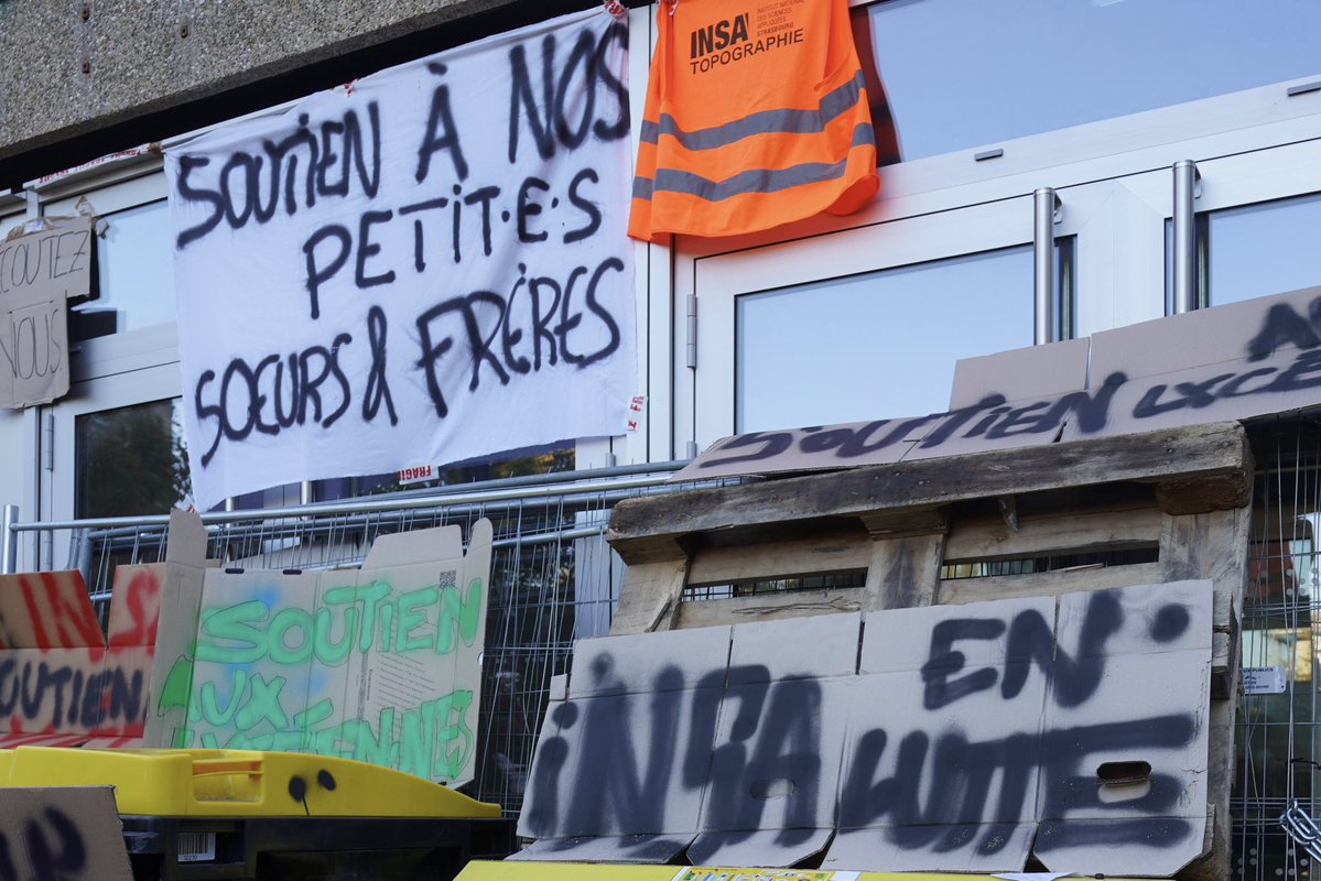 ManonAubryFr's tweet photo. À l’INSA ce matin, l’école d’ing��nieurs de Strasbourg, bloquée pour la première fois de son histoire !

Les étudiants se mobilisent pour leurs petits frères et petites sœurs.

Le mouvement s’étend à toutes les universités et aux grandes écoles, la mobilisation se généralise. https://t.co/G8n9OideWl
