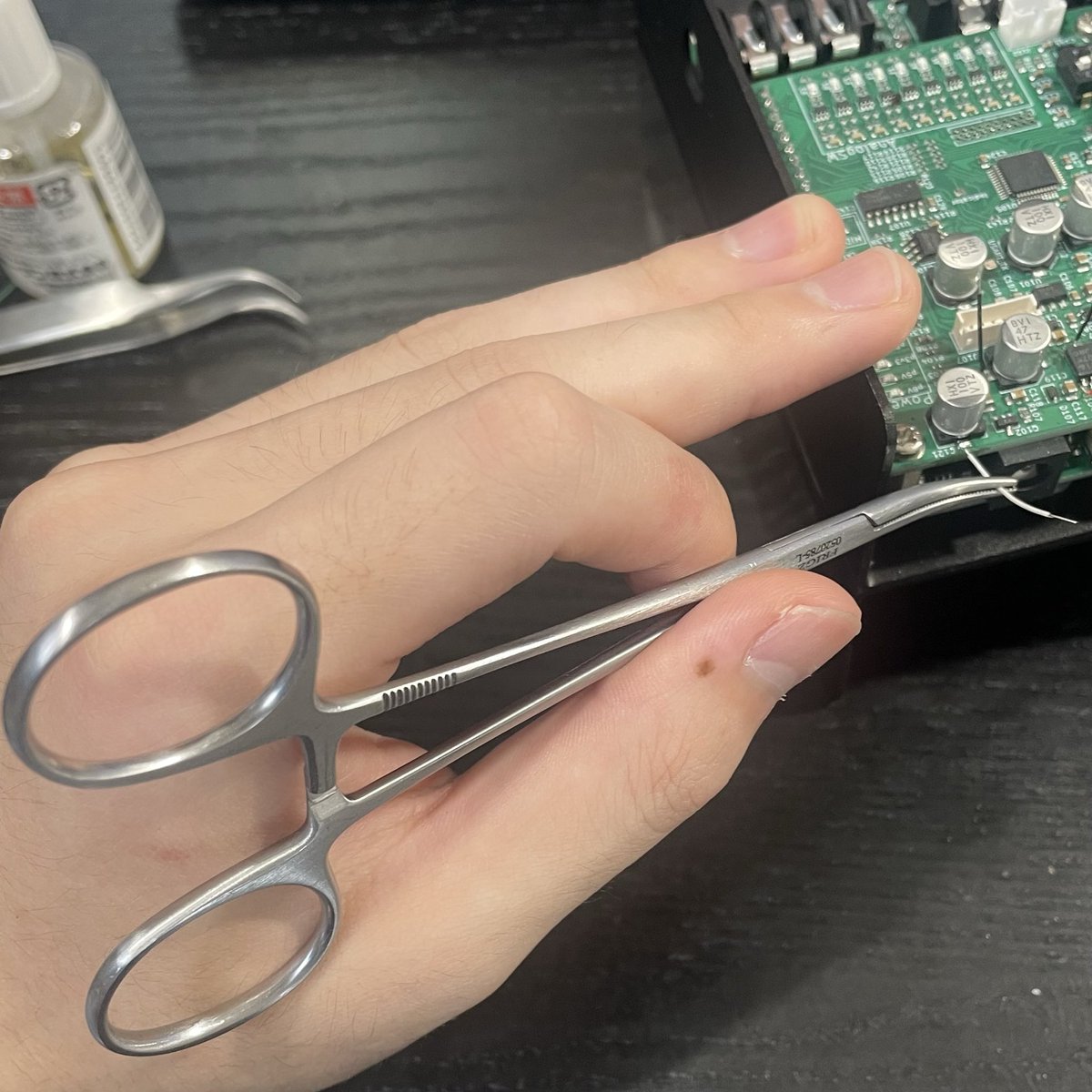 Mjm_12f's tweet photo. 【オタク情報】
ワイヤーのはんだ付けには左利き用のモスキート鉗子が最強に便利です

掴んだままロックすることもできるので本来の持ち方から外れても大丈夫です（2枚目）。ピンセットよりも保持力が強いので、ズレることもないので嬉しい

ケーブル作りをする人にもかなりおすすめできます…! https://t.co/6Ujx8lO97D