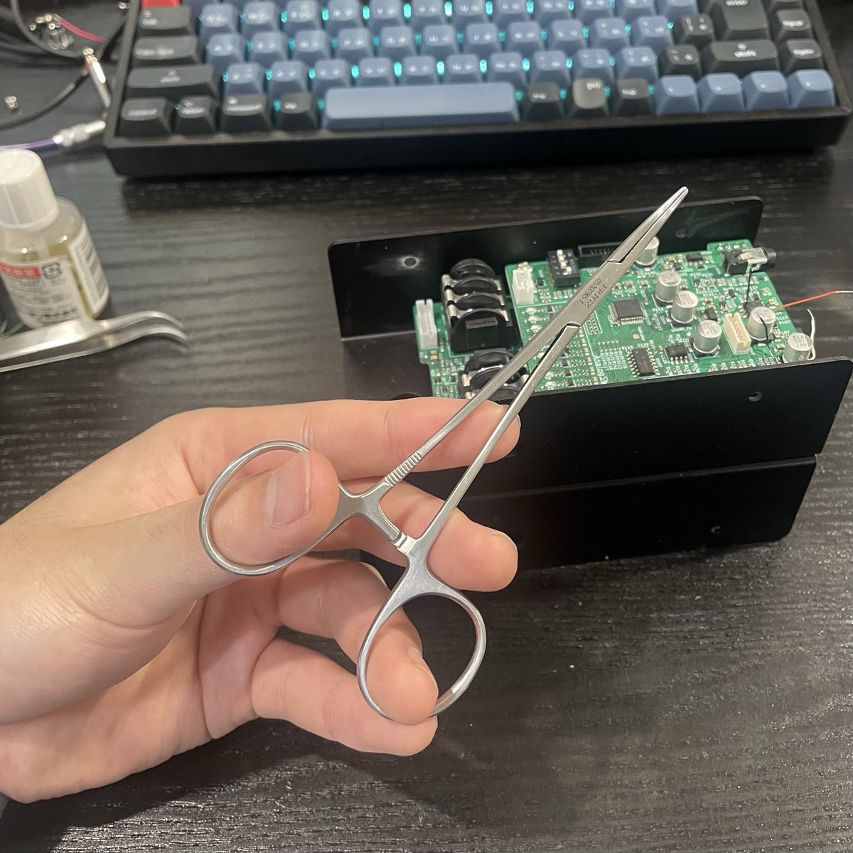 Mjm_12f's tweet photo. 【オタク情報】
ワイヤーのはんだ付けには左利き用のモスキート鉗子が最強に便利です

掴んだままロックすることもできるので本来の持ち方から外れても大丈夫です（2枚目）。ピンセットよりも保持力が強いので、ズレることもないので嬉しい

ケーブル作りをする人にもかなりおすすめできます…! https://t.co/6Ujx8lO97D