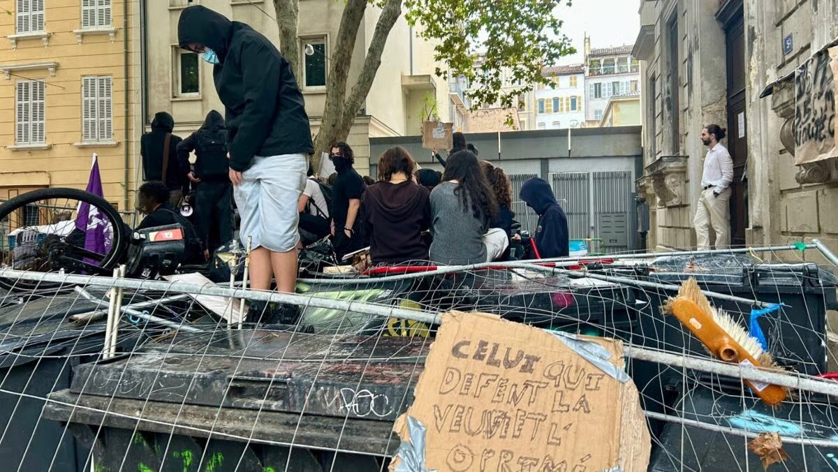 NoviaNewsGroup's tweet photo. 🚨🇫🇷🎓 FLASH | Près de 90 % des universités seraient bloquées ou fermées aujourd’hui, dans le cadre de la mobilisation étudiante. https://t.co/WD1Hj3oTQV