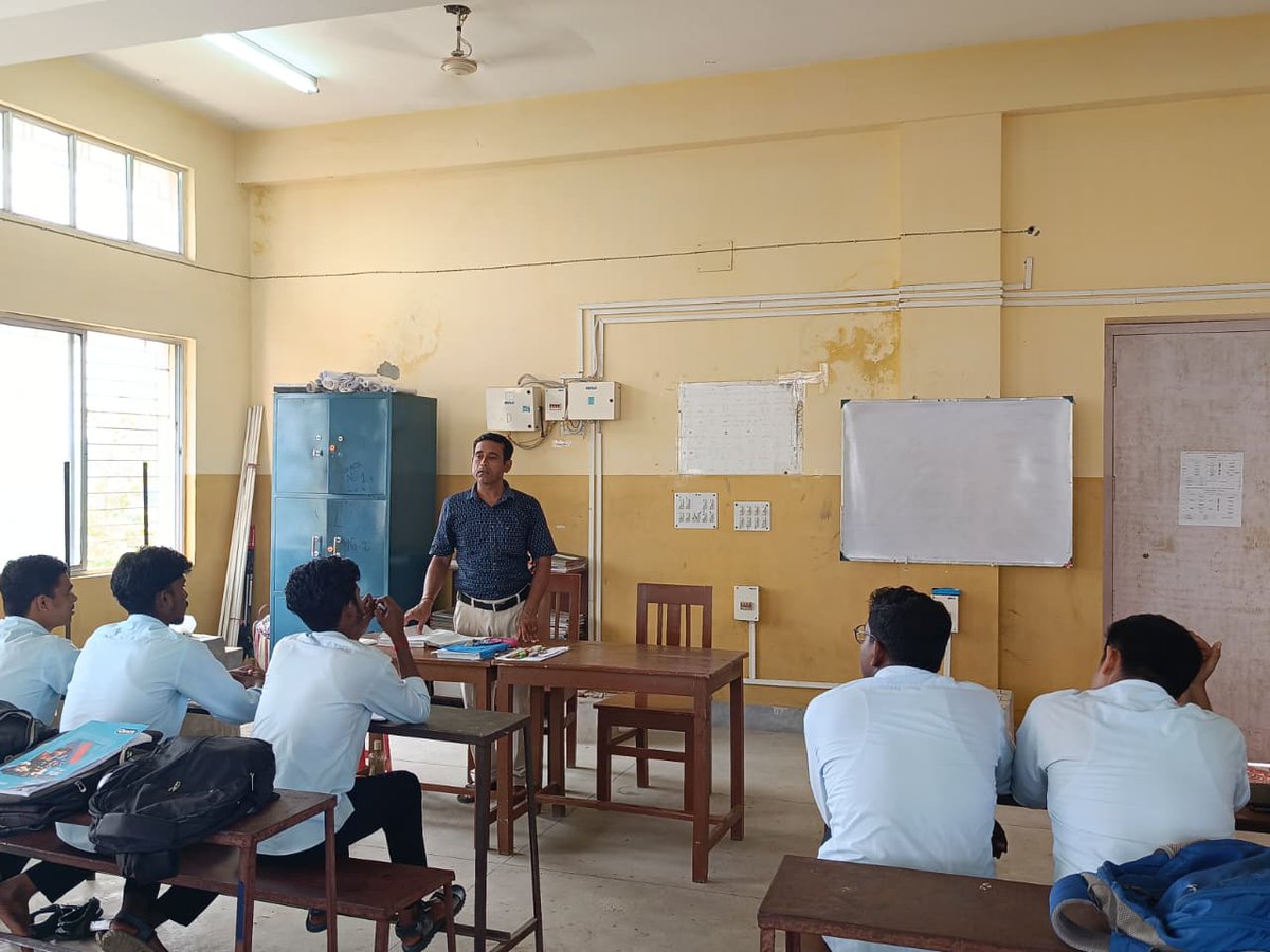 bhatar_iti's tweet photo. DAILY CLASS | দৈনিক ক্লাস
কাজের মধ্যেই শেখা, শেখার মধ্যেই দক্ষতা। আজকের ক্লাসে আমাদের শিক্ষার্থীরা জ্ঞানকে কাজে প্রয়োগ করে নতুন ধারণা, নতুন পদ্ধতি ও বাস্তব দক্ষতা অর্জনের দিকে এগিয়ে চলেছে। একটি সফল কর্মজীবনের প্রস্তুতি তৈরি হয় প্রতিদিনের মনোযোগ, অনুশীলন ও অভিজ্ঞতার মধ্য দিয়ে https://t.co/hC7trTGW2Y