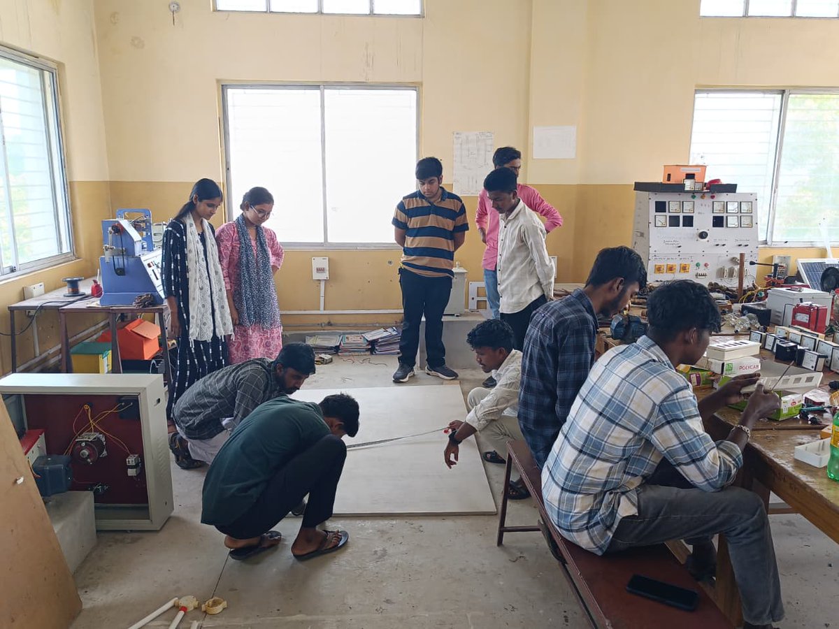 bhatar_iti's tweet photo. DAILY CLASS | দৈনিক ক্লাস
কাজের মধ্যেই শেখা, শেখার মধ্যেই দক্ষতা। আজকের ক্লাসে আমাদের শিক্ষার্থীরা জ্ঞানকে কাজে প্রয়োগ করে নতুন ধারণা, নতুন পদ্ধতি ও বাস্তব দক্ষতা অর্জনের দিকে এগিয়ে চলেছে। একটি সফল কর্মজীবনের প্রস্তুতি তৈরি হয় প্রতিদিনের মনোযোগ, অনুশীলন ও অভিজ্ঞতার মধ্য দিয়ে https://t.co/hC7trTGW2Y