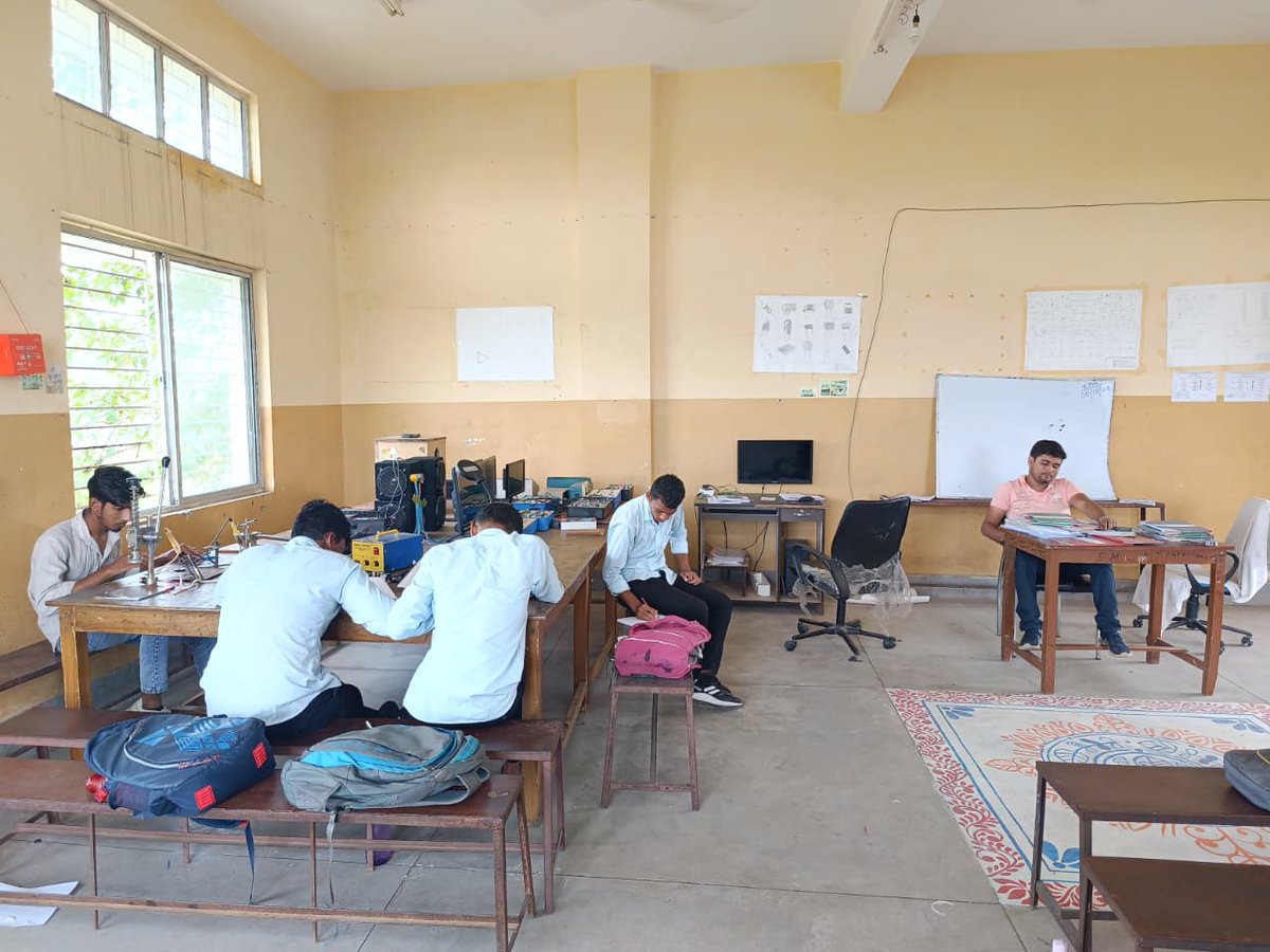 bhatar_iti's tweet photo. DAILY CLASS | দৈনিক ক্লাস
কাজের মধ্যেই শেখা, শেখার মধ্যেই দক্ষতা। আজকের ক্লাসে আমাদের শিক্ষার্থীরা জ্ঞানকে কাজে প্রয়োগ করে নতুন ধারণা, নতুন পদ্ধতি ও বাস্তব দক্ষতা অর্জনের দিকে এগিয়ে চলেছে। একটি সফল কর্মজীবনের প্রস্তুতি তৈরি হয় প্রতিদিনের মনোযোগ, অনুশীলন ও অভিজ্ঞতার মধ্য দিয়ে https://t.co/hC7trTGW2Y