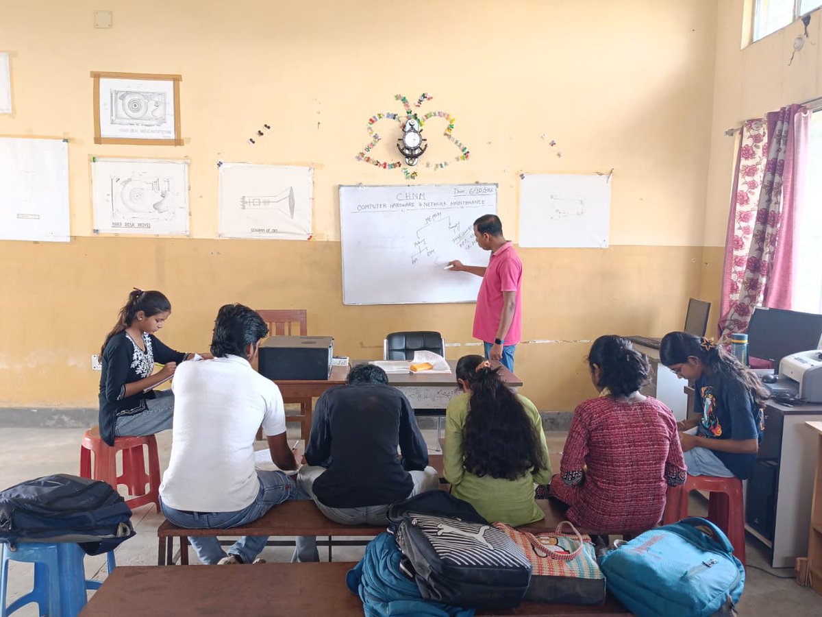 bhatar_iti's tweet photo. DAILY CLASS | দৈনিক ক্লাস
কাজের মধ্যেই শেখা, শেখার মধ্যেই দক্ষতা। আজকের ক্লাসে আমাদের শিক্ষার্থীরা জ্ঞানকে কাজে প্রয়োগ করে নতুন ধারণা, নতুন পদ্ধতি ও বাস্তব দক্ষতা অর্জনের দিকে এগিয়ে চলেছে। একটি সফল কর্মজীবনের প্রস্তুতি তৈরি হয় প্রতিদিনের মনোযোগ, অনুশীলন ও অভিজ্ঞতার মধ্য দিয়ে https://t.co/hC7trTGW2Y