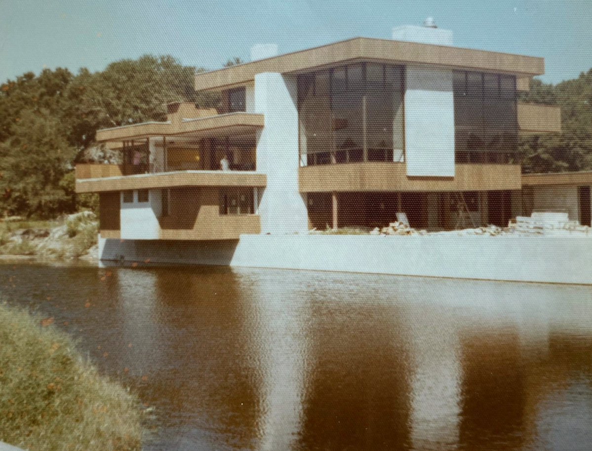 itokaorizur's tweet photo. My grandparents' home under construction. Circa 1972.
#ColorfulBirds #KHOMKHLANGSPECIALEP5 https://t.co/4mMuh6sMmC