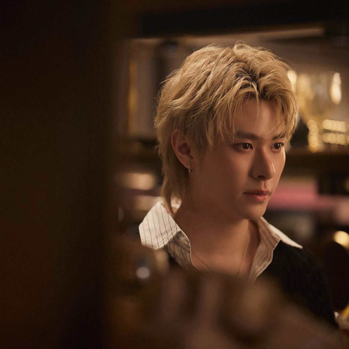 AllNews_th's tweet photo. “JACKIE JACKRIN” ส่งซิงเกิลใหม่ “UNTIL WE MEET AGAIN” ส่งท้ายอัลบั้ม EP.02 HOW I FEEL?

#JACKIEJACKRIN
#UNTILWEMEETAGAIN

พร้อมชวนทุกคนมองย้อนกลับไปด้วยรอยยิ้ม
กลับมาสร้างความประทับใจให้แฟนเพลงอีกครั้ง สำหรับศิลปินหนุ่มมากความสามารถ “JACKIE JACKRIN” (แจ๊คกี้ จักริน กังวานเกียรติชัย) ที่กลับมาพร้อมซิงเกิลที่ 4 “UNTIL WE MEET AGAIN” บทสรุปส่งท้ายจากอัลบั้ม EP.02 HOW I FEEL? โดยเพลงนี้ถ่ายทอดความรู้สึกคิดถึงของคนที่แม้เวลาจะพาให้ต้องแยกจากกัน แต่ภาพของช่วงเวลาที่เคยมีร่วมกันยังไม่เคยเลือนหายไปจากความทรงจำ ซึ่งได้ THUNWA (ธันวา เนตรไทย) มารับหน้าที่แต่งเนื้อร้องและทำนอง ร่วมกับ Yoryorkk นั่งแท่นโปรดิวเซอร์และเรียบเรียงดนตรี โดยขยายความรู้สึกผ่าน Electric Guitar ผสานเข้ากับเสียง Bass และ กลอง ที่วางจังหวะอย่างทรงพลัง เสริมมิติด้วย Synth Lead เติมเต็มทำนองให้มีความโดดเด่น อบอวลไปด้วย Mood & Tone ของความอบอุ่นและความผูกพัน ให้ทุกคนพร้อมก้าวเดินต่อไปด้วยรอยยิ้ม 

โดย JACKIE JACKRIN ได้เปิดเผยถึงแรงบันดาลใจในการทำงานครั้งนี้ว่า “สำหรับเพลง “UNTIL WE MEET AGAIN” เป็นซิงเกิลที่ผมอยากใช้ถ่ายทอดบทสรุปของความรู้สึกคิดถึงครับ ความคิดถึงในมุมของผมไม่ได้มีแค่ความเศร้าหรือความเสียดาย แต่เต็มไปด้วยความอบอุ่นและความขอบคุณต่อช่วงเวลาดีๆ ที่เคยเกิดขึ้น ผมตั้งใจเล่าผ่านดนตรีสไตล์ป็อปร็อคที่มีพลัง ทั้งเสียงกีตาร์ไฟฟ้าและจังหวะกลองที่หนักแน่น เพื่อสื่อว่าแม้เราจะเดินแยกย้ายไปเติบโตบนเส้นทางของตัวเอง แต่ความทรงจำเหล่านั้นจะยังคงอยู่ และผมเชื่อเสมอครับว่า ตราบใดที่เรายังมีเรื่องราวร่วมกัน สักวันหนึ่งเราอาจได้กลับมาพบกันอีกครั้งบนเส้นขอบฟ้าเดียวกัน ซึ่ง MV ได้ปล่อยออกมาแล้ว อยากให้แฟนเพลงทุกคนได้ลองติดตามชมและยิ้มไปกับความคิดถึงในเพลงนี้ครับ”

ติดตามผลงานล่าสุดของ “JACKIE JACKRIN” กับซิงเกิล “UNTIL WE MEET AGAIN” ได้ที่ YouTube: JACKIE JACKRIN และ Music Streaming ทุกช่องทางได้แล้ววันนี้