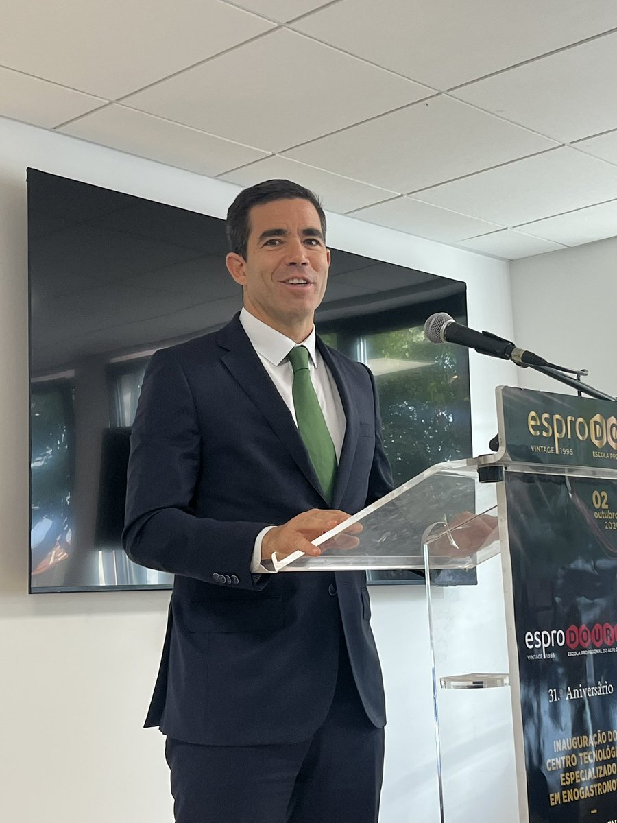 BrunoBFigueroa's tweet photo. Estive em S. João da Pesqueira, município do norte de🇵🇹, para participar na cerimónia de início dos cursos da Escola Profissional #Esprodouro .Com muito orgulho, já são 18 os alunos mexicanos 🇲🇽a estudar hotelaria e gastronomia. O Ministro da Presidência👉 https://t.co/qrPXPa0eZj