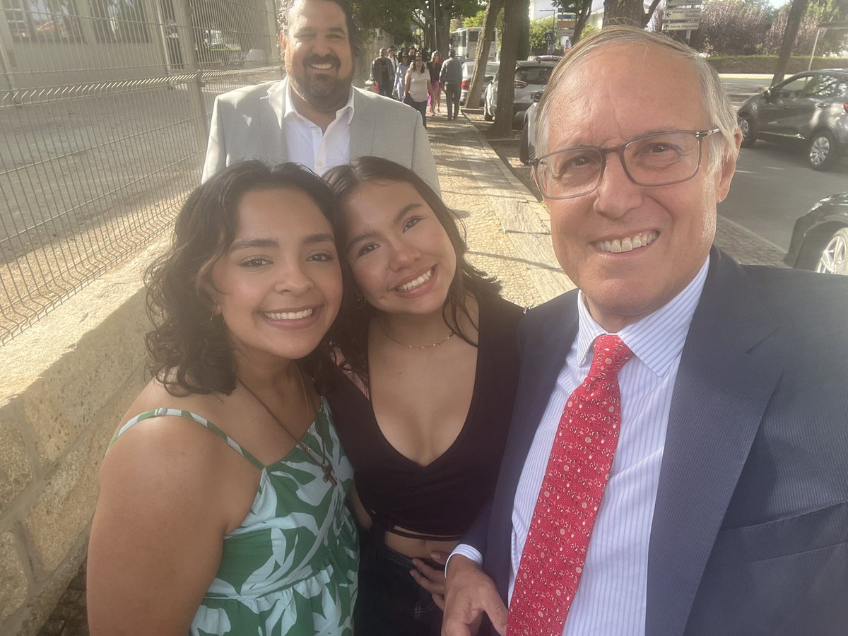 BrunoBFigueroa's tweet photo. Estive em S. João da Pesqueira, município do norte de🇵🇹, para participar na cerimónia de início dos cursos da Escola Profissional #Esprodouro .Com muito orgulho, já são 18 os alunos mexicanos 🇲🇽a estudar hotelaria e gastronomia. O Ministro da Presidência👉 https://t.co/qrPXPa0eZj