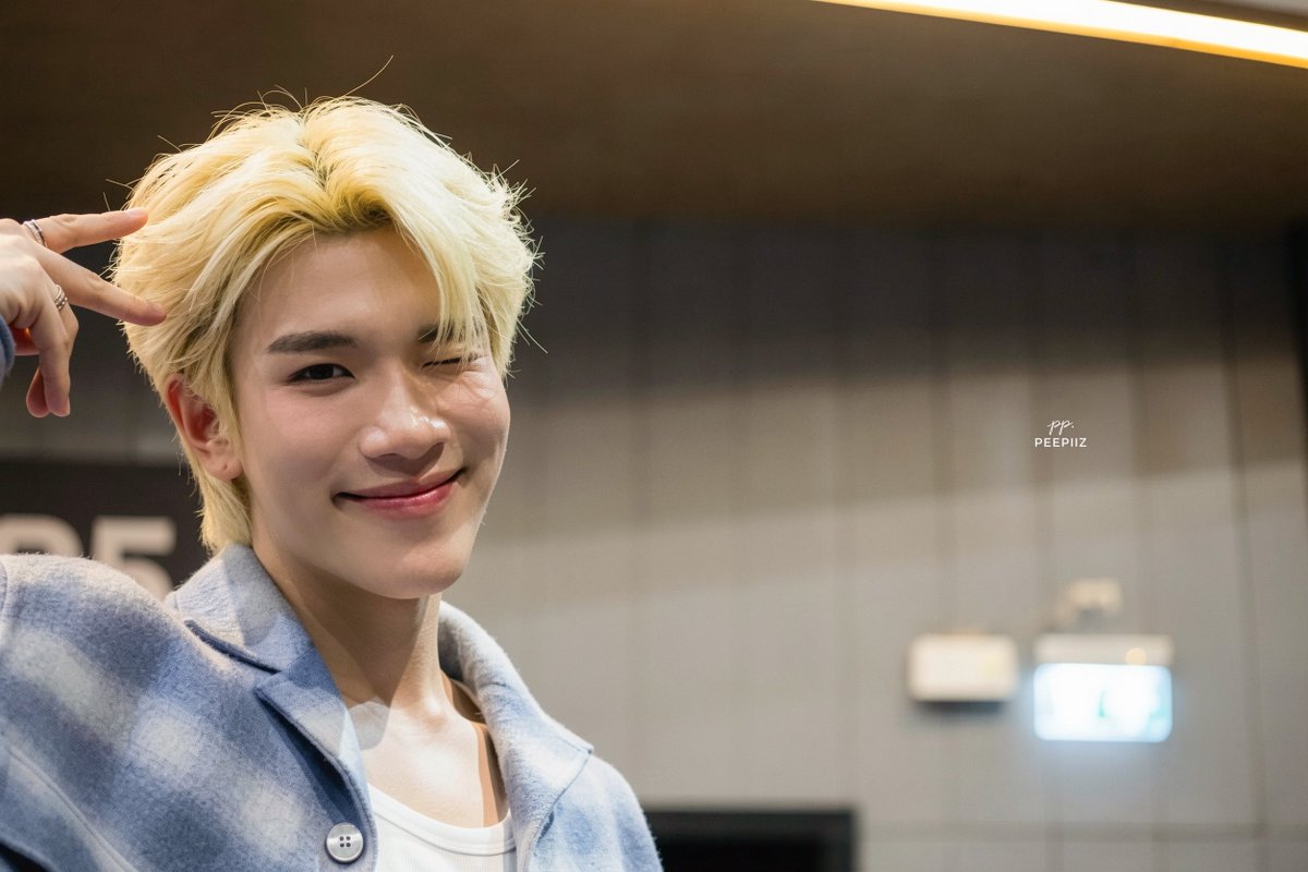peepiiz's tweet photo. บอกน้องโฟ้ดว่า พี่ขอถ่ายรูปรูปนึงน้า 🥺
เจ้าเด็กโพสท่าให้เลย ตอนขอมองหน้าไม่ได้มองใน Viewfinder มือสั่นเลย พอน้องโพสก็รีบยกกล้องมาถ่าย ภาพที่ขอเอง น้องตั้งใจมองมาในเลนส์เรา แอบเบี้ยวไปนิดนึง แต่ความน่ารักล้นภาพ

GEMINIFOURTH LKN MY FAM 
#GMMTVFANIVAL2026HappyFamilyxGF
#Fourthnattawat #โฟร์ทณัฐวรรธน์