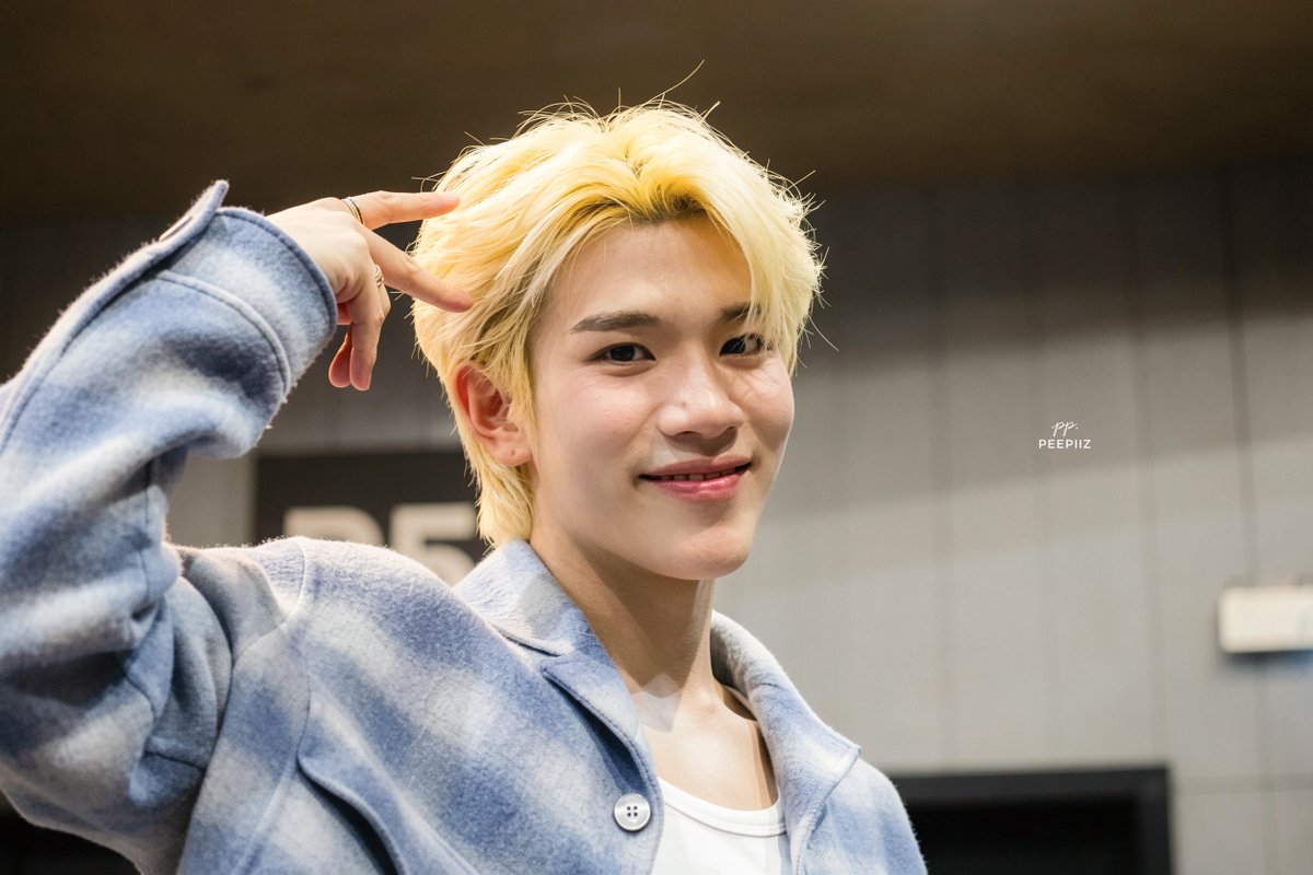 peepiiz's tweet photo. บอกน้องโฟ้ดว่า พี่ขอถ่ายรูปรูปนึงน้า 🥺
เจ้าเด็กโพสท่าให้เลย ตอนขอมองหน้าไม่ได้มองใน Viewfinder มือสั่นเลย พอน้องโพสก็รีบยกกล้องมาถ่าย ภาพที่ขอเอง น้องตั้งใจมองมาในเลนส์เรา แอบเบี้ยวไปนิดนึง แต่ความน่ารักล้นภาพ

GEMINIFOURTH LKN MY FAM 
#GMMTVFANIVAL2026HappyFamilyxGF
#Fourthnattawat #โฟร์ทณัฐวรรธน์