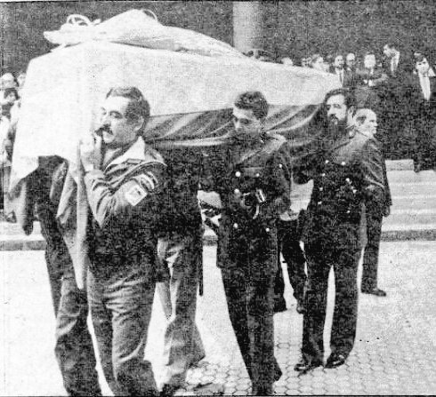 CarlosDeUrrecha's tweet photo. "El cadáver cubierto con una sábana blanca y en los bares de la zona se escuchaban brindis y gritos de júbilo"
Policía Nacional D. José Ángel Álvarez Suárez asesinado con un tiro en la nuca en SS por los cobardes de ETA

"Padre de una niña de 6 años"
https://t.co/zWJ4DxRqOO https://t.co/kxajgsrtz1