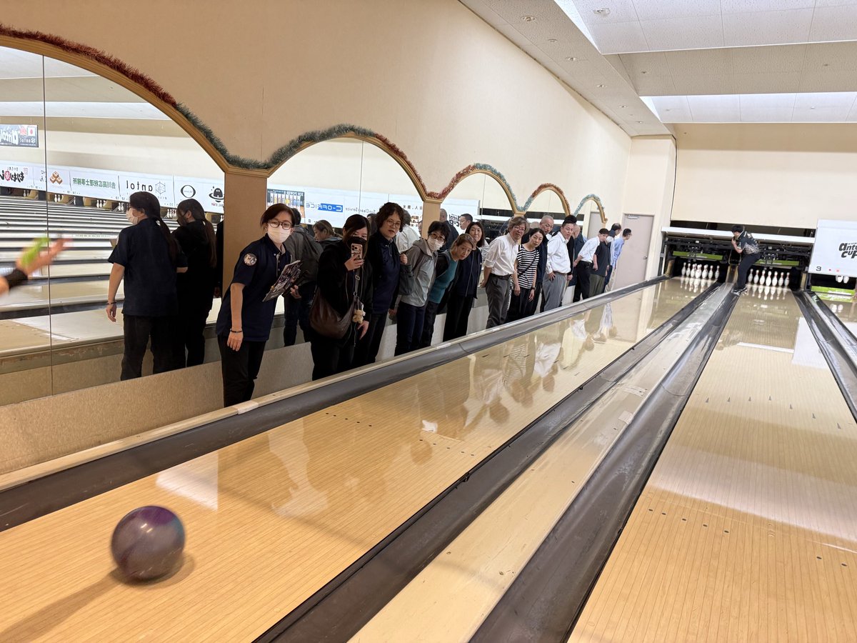 hokurikudenis's tweet photo. #あんがとう農園
#クァトロブーム鹿島
#社員研修
#ボウリング教室
社員研修第１班
ハーブいっぱい食べた
ハラペーニョひとつ丸かじり汗が止まらない
コブミカンの葉を嗅がしてもらってタイ料理だー！ってなった
ボウリング教室でレーンを横から見た
ボウリング場の裏側でピンセッター見せてもらった https://t.co/sur0K8Gpct