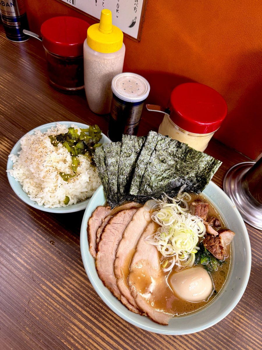 shioramenn's tweet photo. 武蔵家川口（ムサカワ）
特製並、煮豚＆燻製チャー✖️各2枚＆プチH S🍺

本日は13時に訪問
❤️＆女性助手さん

❤️さんが何と‼︎スープ炊いていた♪
じっくりと炊き込まれた
❤️さんの愛のスープ旨み凝縮で
危うく飲み干しそうに♪😋
盛り付けもメルヘン✨な綺麗さ笑
@musakawaguchi 
@kimoto6348 https://t.co/SsiVLATU8w