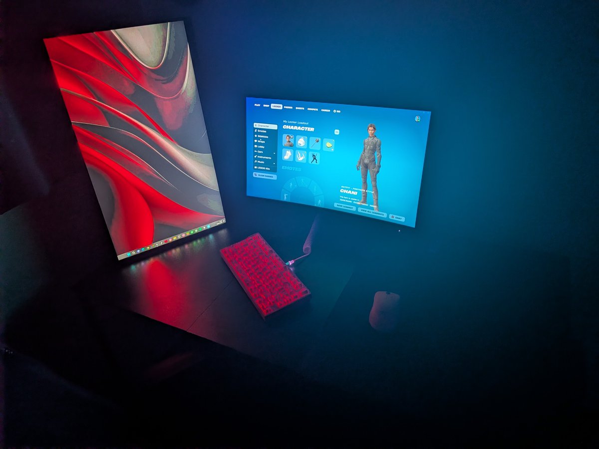 7jqxye's tweet photo. It's my desk https://t.co/l3FGqZeY9U