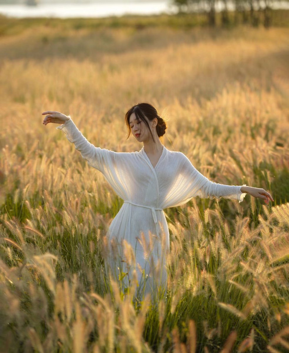 RustamefendiRu1's tweet photo. This pasture’s breeze brushes frequntly, making even my casual steps here feel like a shy, orderly pause. https://t.co/ZXnNDdFx0R