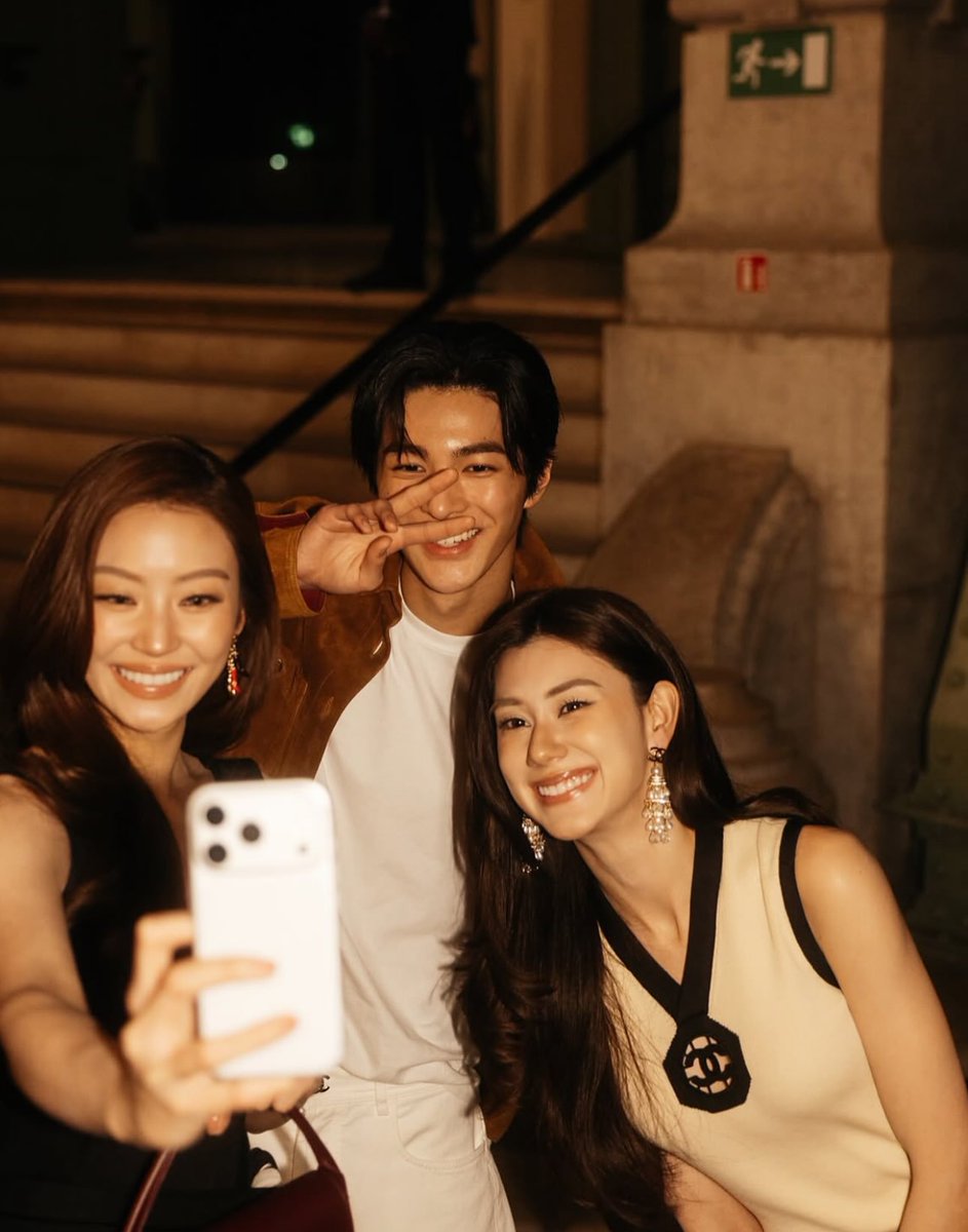 zhaoyufancokr's tweet photo. #Keonho with Lorena &amp; Natsha! https://t.co/lmzx9k51jA