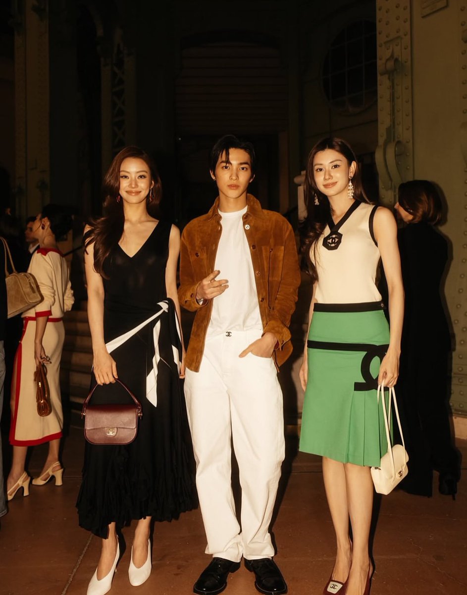zhaoyufancokr's tweet photo. #Keonho with Lorena &amp; Natsha! https://t.co/lmzx9k51jA