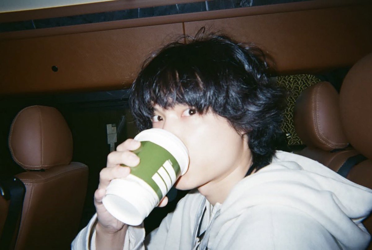 ho9yqn__'s tweet photo. SixTONESのインスタに突如舞い降りた
彼女目線からの松村北斗 https://t.co/99ISwSCaZD