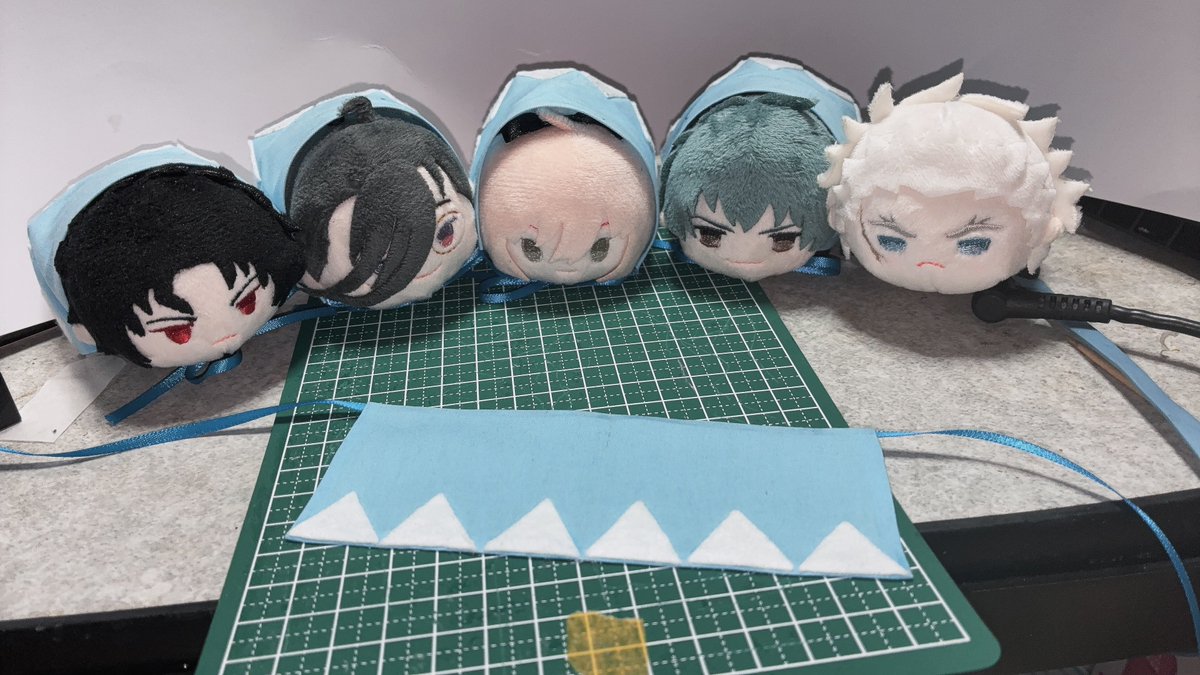 amanhecerLua_'s tweet photo. 見守られながらぱち用の羽織作った。接着剤が乾いたら羽織らせてあげるからね〜。 https://t.co/BySSyg1wx9