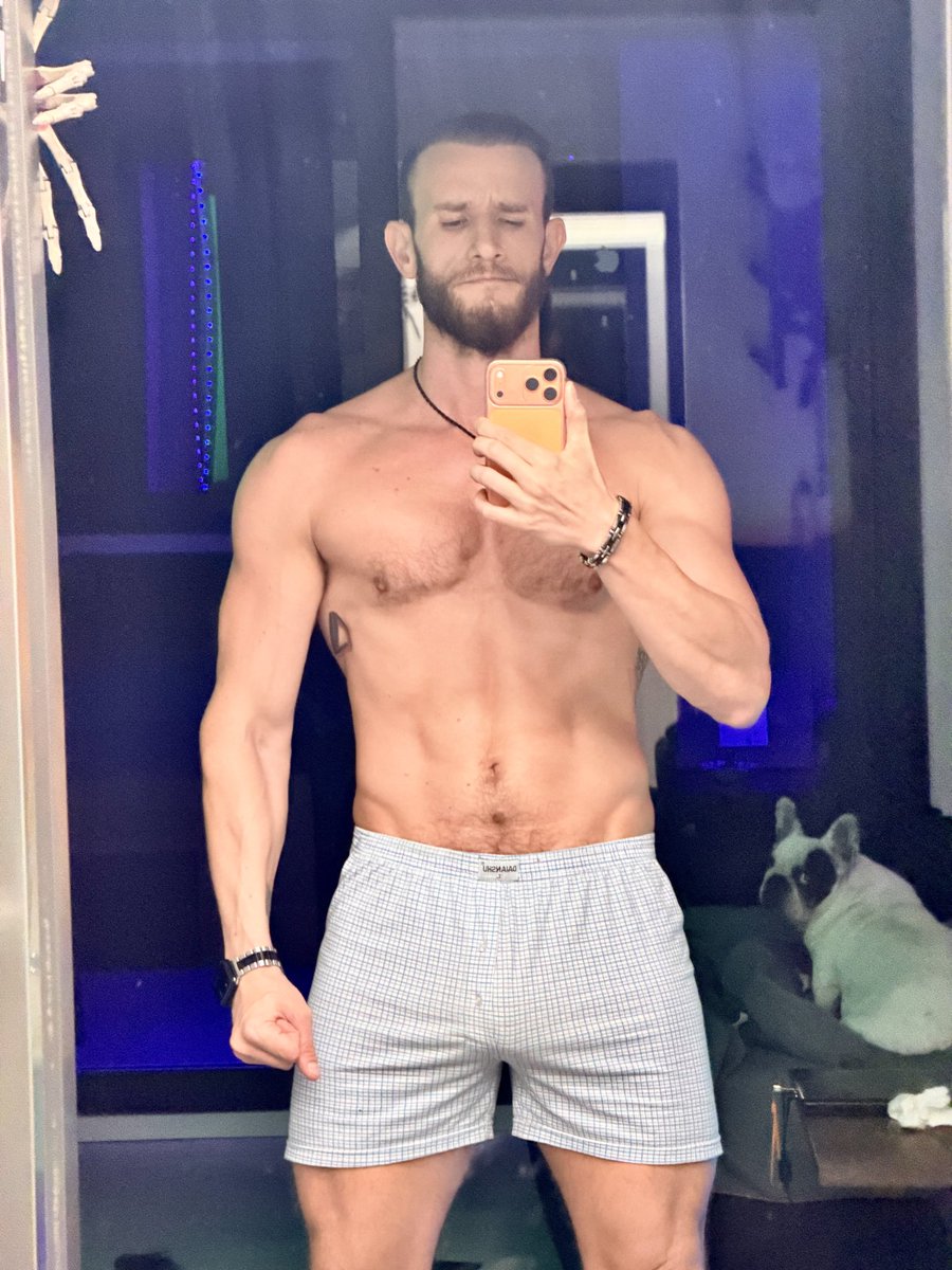 7Ridick's tweet photo. Selfie time 
#athome #package #frenchie #judgydog https://t.co/8QsBdnjJTn