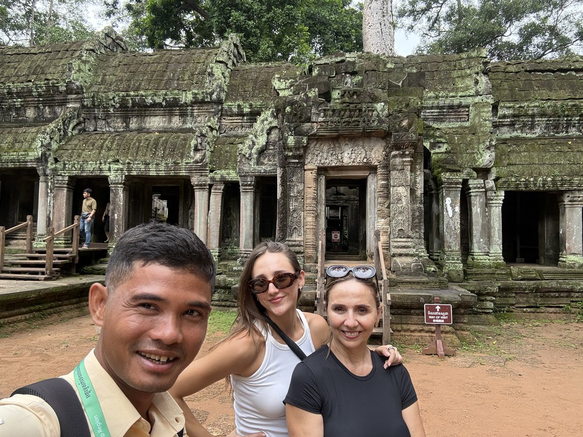 CarlosKimsan's tweet photo. Hoy fue un día bonito con una familia española en el complejo arqueológico de Angkor. Lo pasamos muy bien y fuimos muy felices durante las excursiones en Camboya.#Camboya #angkorwat https://t.co/TKhq4fvXy9
