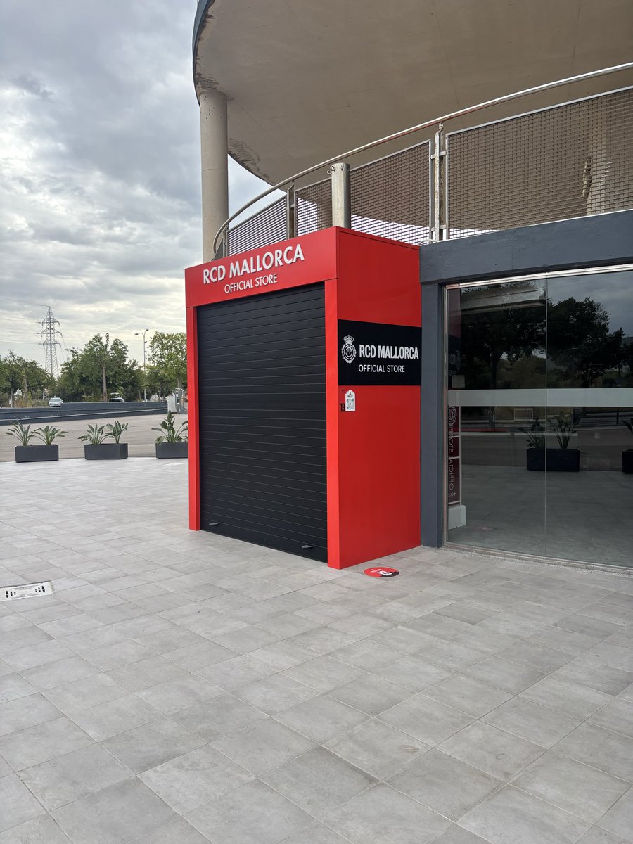 ChicoDelLaccao's tweet photo. Muy lógico son las 11:10 según el
Horario es de 10:00-20:00 y ni una nota informativa del motivo por que hoy no esté abierto… @RCD_Mallorca https://t.co/PA3LkOv44A