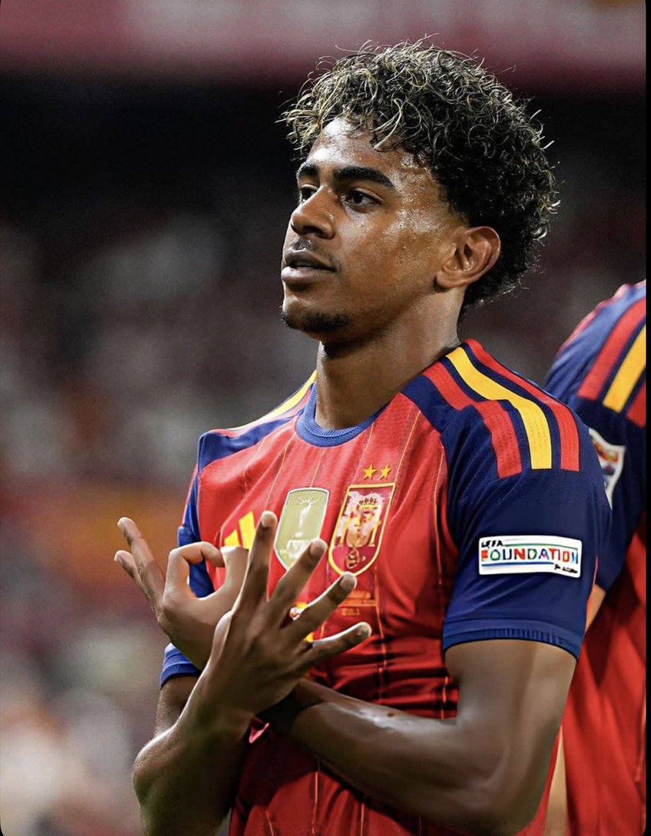 Cordreal10's tweet photo. Olise is a very versatile player but honestly Yamal is better. What he has achieved for both his club and country in the space of 3 years and at his young age is completely outrageous. He’s just too perfect compared to olise. 

I’m neither a Yamal stan nor a Barcelona fan. I’m just stating the fact.