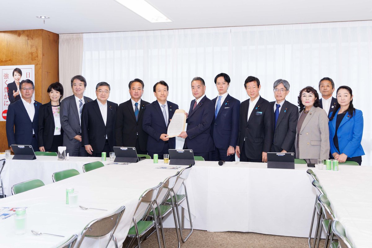 Kankyo_Jpn's tweet photo. 10/2、#笹川博義環境大臣 は自民党クビアカツヤカミキリ被害対策PTから緊急決議を受け取りました。
政府として、クビアカツヤカミキリ対策をスピード感を持って進めるため、本日、総額32億円の予備費の使用について閣議決定しました。
秋冬の対策に万全を期してまいります🌸
https://t.co/yOSncvfM6G https://t.co/shBf7vuaSo