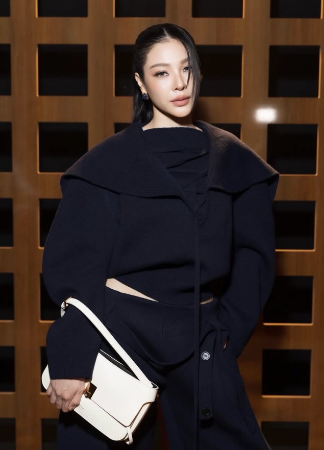 EverydaynewsTH's tweet photo. "ฝ้าย-พีรญา" ปรากฏตัวในลุคเข้าเซ็ตจากคอลเลกชั่น Fall-Winter 2026 ของ Ferragamo เสื้อถักสไตล์กะลาสีจากวูลและแคชเมียร์สี New Navy รังสรรค์ด้วยเทคนิค Needle Punch จับคู่กับกางเกงเข้าเซ็ตกัน พร้อมยกระดับลุคด้วยรองเท้าสลิงแบ็กคัตติ้งต่ำดีไซน์คอวี รังสรรค์จากหนังลูกวัวปั๊มลายจระเข้ และกระเป๋า Cara Bag อันเป็นเอกลักษณ์ เติมเต็มซิลูเอตต์ที่ดูเรียบสะอาดและสง่างาม ร่วมชมแฟชั่นโชว์ Ferragamo Spring-Summer 2027 ณ กรุงมิลาน ประเทศอิตาลี

#EVERYDAYth #FayеPeraya
#FerragamoXFaye
#Ferragamoss27 #Ferragamo