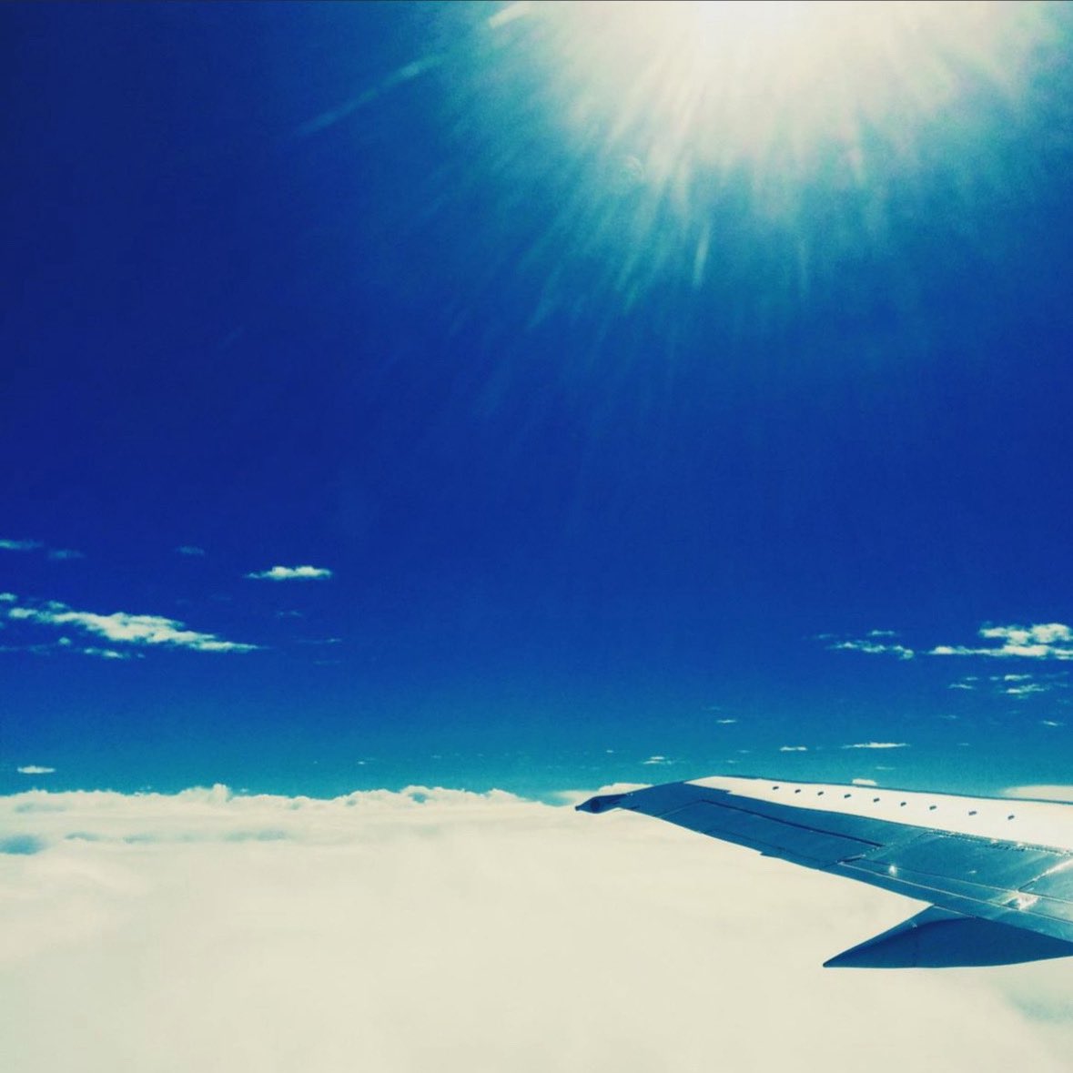 19980131379's tweet photo. #きれいなおむさん

旅行で雲の上に飛行機が入った時に撮った画像！
思わず神秘的で撮った1枚です。下は雨なのに雲の上は晴れ晴れしてました！ https://t.co/SNrSU7oAVH