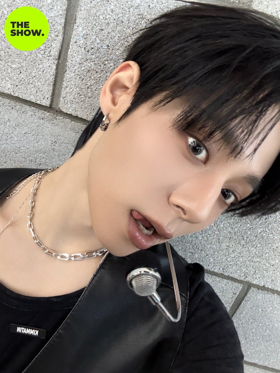 theshow_offcl's tweet photo. [💚400회 더쇼초이스 후보③]
        ╭ ◜◝ ͡ ◝ ͡ ◝ ͡ ◜◝ ╮
  ♡   #더쇼 는 꿈에서도  ♡  
 ♡       #원어스 뿐이야       ♡ 
♡         ∧＿∧ ＿∧         ♡
  ♡      (⸝⸝_   ̫_)𖥦< )     ♡
      ♡  /⌒ づ⊂⌒ヽ ♡
  O      ╰ ◟   ͜   ◞ ╯
o
°
∩――――∩
||     ∧ ﾍ　 ||
||    (  ´ ｰ`)     
|ﾉ^⌒⌒づ`￣  ＼
(　ノ　　⌒ ヽ ＼
＼　　||￣￣￣￣￣||
　 ＼,ﾉ||

#눈을돌리지마 @official_ONEUS