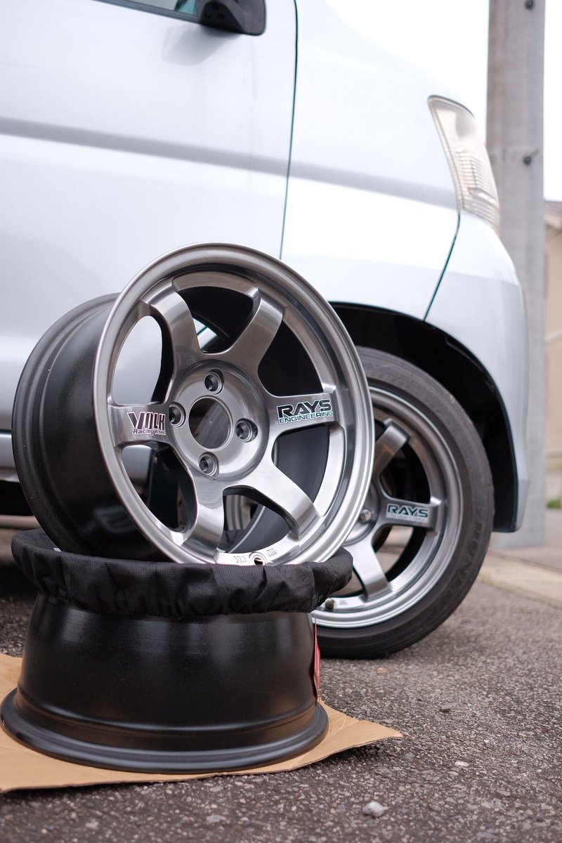 peopleofroot23's tweet photo. 買ったけどたぶん履くことないからここで供養
MTE37 14インチ±0 フォーミュラシルバー

4本中2本新品だからもったいなくて使えない。だれか高く買ってください

（バレ防止で背景AI生成 https://t.co/tPPdDlpwci