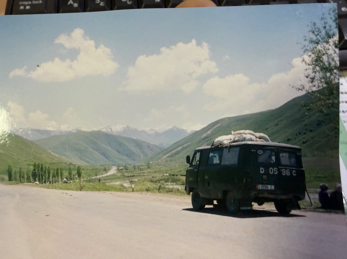 BlueNileGear's tweet photo. かつてのキルギス旅写真
峠に向かう車窓からの景色を見て…
世界の川を下りたい！次は舟を背負って旅に出ようと決めた。

これが青ナイル川、そして今のパックラフトへと繋がる原点の景色。

#パックラフト https://t.co/v1qZfuH8y0