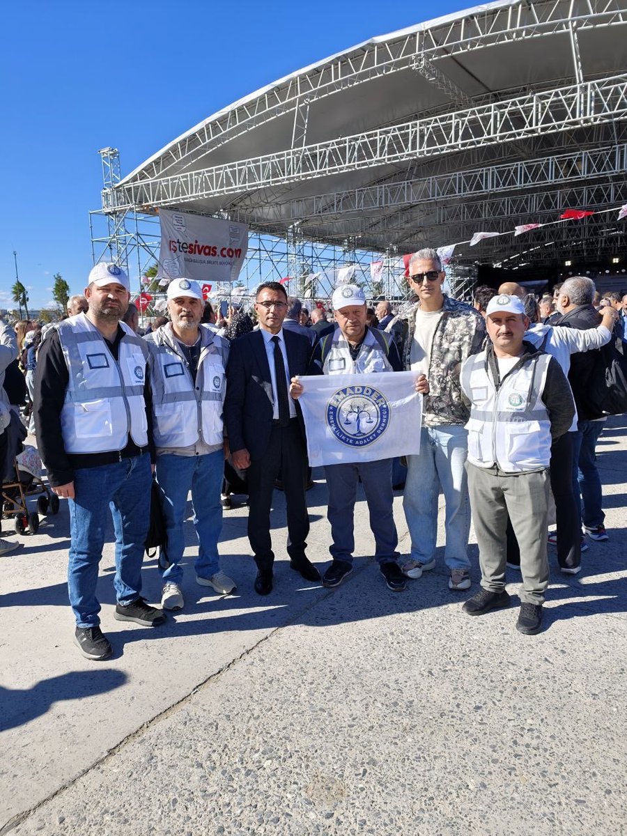 EmadDernegi's tweet photo. 🔴 EMADDER – SİVAS TANITIM GÜNLERİ | SAYIN HAKAN ESER

@sivasigm

Emeklilikte Adalet Derneği Yönetim Kurulumuz ve İstanbul Yönetim Ekibimiz, Sivas Tanıtım Günleri programında Zara Belediye Başkanı ve Sivas Zara İl Genel Meclis Üyesi Sayın Hakan Eser ile bir araya geldi.

Kademeli emeklilik talebimizi ve yaşanan mağduriyeti kendilerine aktardık. Sayın Eser, konumuzu milletvekilleri ve diğer siyasi isimlerle paylaşarak destek vereceğini ifade etti.

İlgileri ve samimi yaklaşımları için kendilerine teşekkür ediyoruz.

Emeklilikte Adalet Derneği (EMADDER)

@EmadDernegi 
#KademeliEmeklilik 
#ArtıkVerinKademeyi