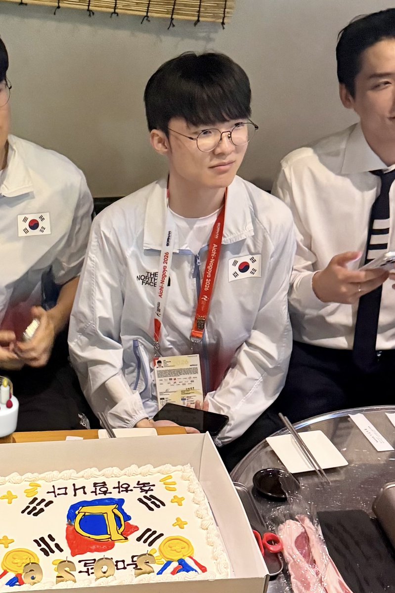 heartdoran's tweet photo. captain blowing out the candles of their AG26 celebration cake 🎂🤍

cr. iamsayho https://t.co/TlHcduk9wJ