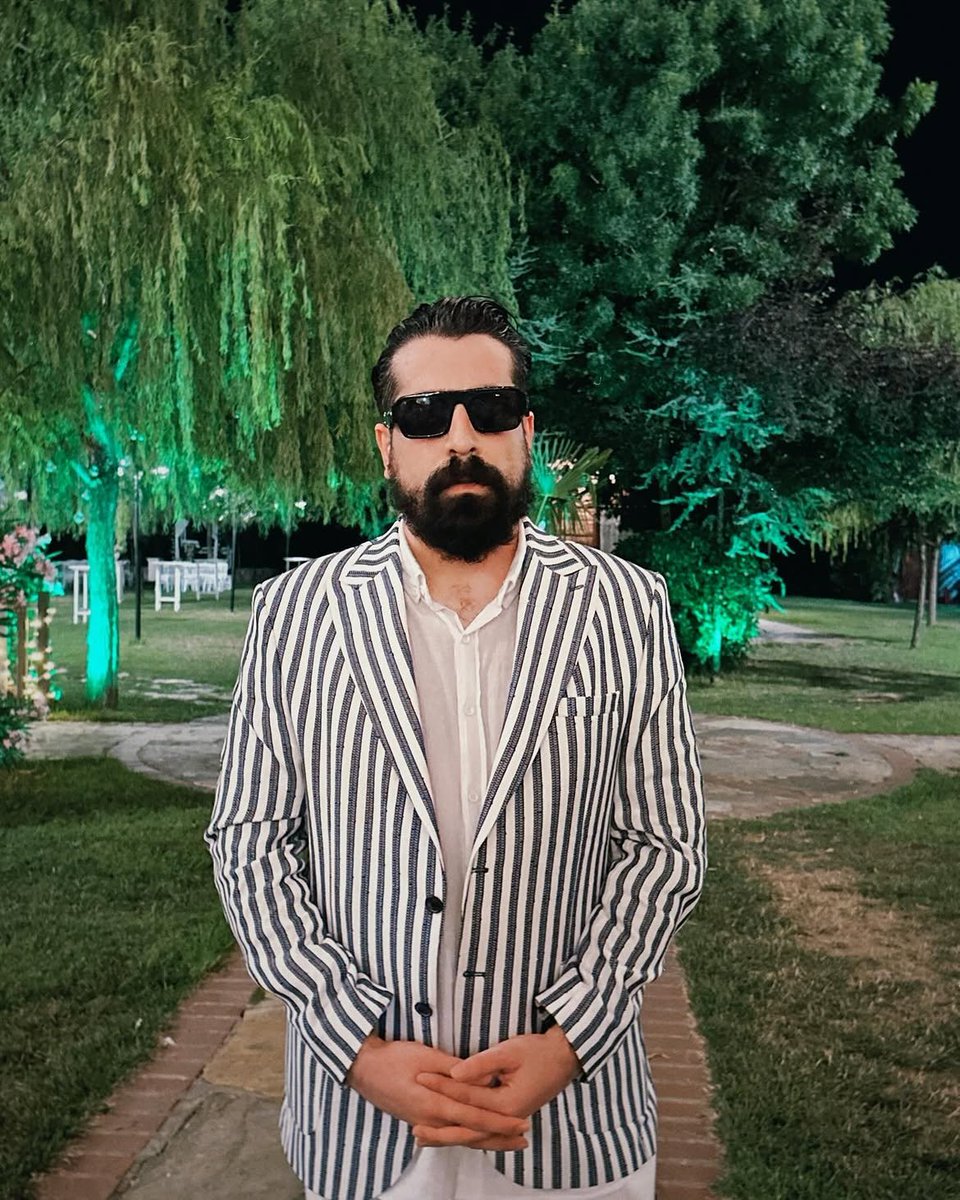 beehaber's tweet photo. Cihat Akbel, İlhan Cavcav’ın Gençlerbirliği’nde uyguladığı sıra dışı scouting yöntemini anlattı:

🔹 “İlhan Cavcav örneği dünyada benzeri olmayan bir yapıdır.”

🔹 “Kalkıyor Güney Afrika’ya gidiyor, 15 gün kalıyor.”

🔹 “Meşhur Moshoeu, Kushe, Kona üçlüsünü getiriyor.”

🔹 “Bu oyuncuların ailelerini komple kulübe taşıyor, annelerine kulüpte iş veriyor.”

🔹 “100-150 bin dolara transfer ediyor ve çok ciddi para kazandığını görüyor.”

🔹 “Sonra asıl kırılma Geremi ile başlıyor; Real Madrid’e satıyor.”

🔹 “Ama burada hâlâ yapılmayan çok farklı bir şey var.”

🔹 “İlhan Cavcav, Moshoeu’ya, Kushe’ye, Kona’ya ‘Ben size para vereceğim, oyuncu izleyeceksiniz’ diyor.”

🔹 “Bunlar Gençlerbirliği’nin aktif oyuncusuyken oluyor.”

🔹 “Moshoeu’ya günlük para veriyor, Moshoeu Güney Afrika’ya gidip Gençlerbirliği için oyuncu izliyor.”

🔹 “Bugün profesyonel bir futbolcuya bunu yaptırabilir misiniz?”