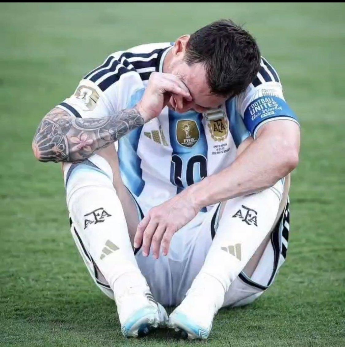 Slimdaddy2708's tweet photo. Omo, this one really hurts. 😭Seeing all these Messi retirement tweets and news makes me realise an era I grew up watching is coming to an end.

He deserves every bit of the praise, respect &amp; honor. We’ve been blessed to witness greatness. What a legend. The greatest ever. 🐐🇦🇷 https://t.co/lfh5tTCgls