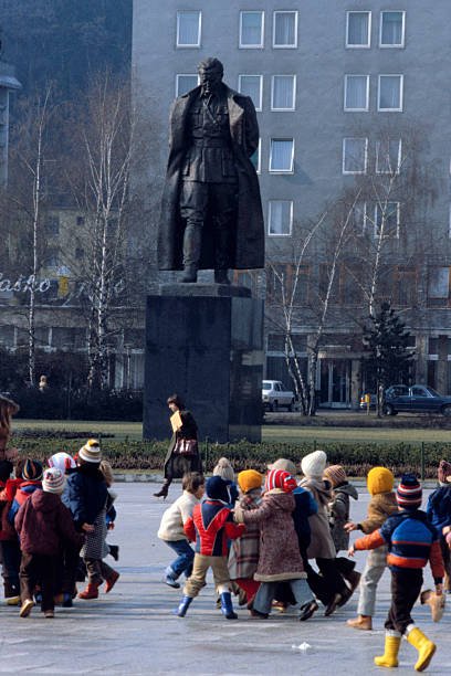 YugoslavVisuals's tweet photo. Children playing beneath a statue of Tito in Velenje, Slovenia, 1980s. https://t.co/nfEidTHR7t