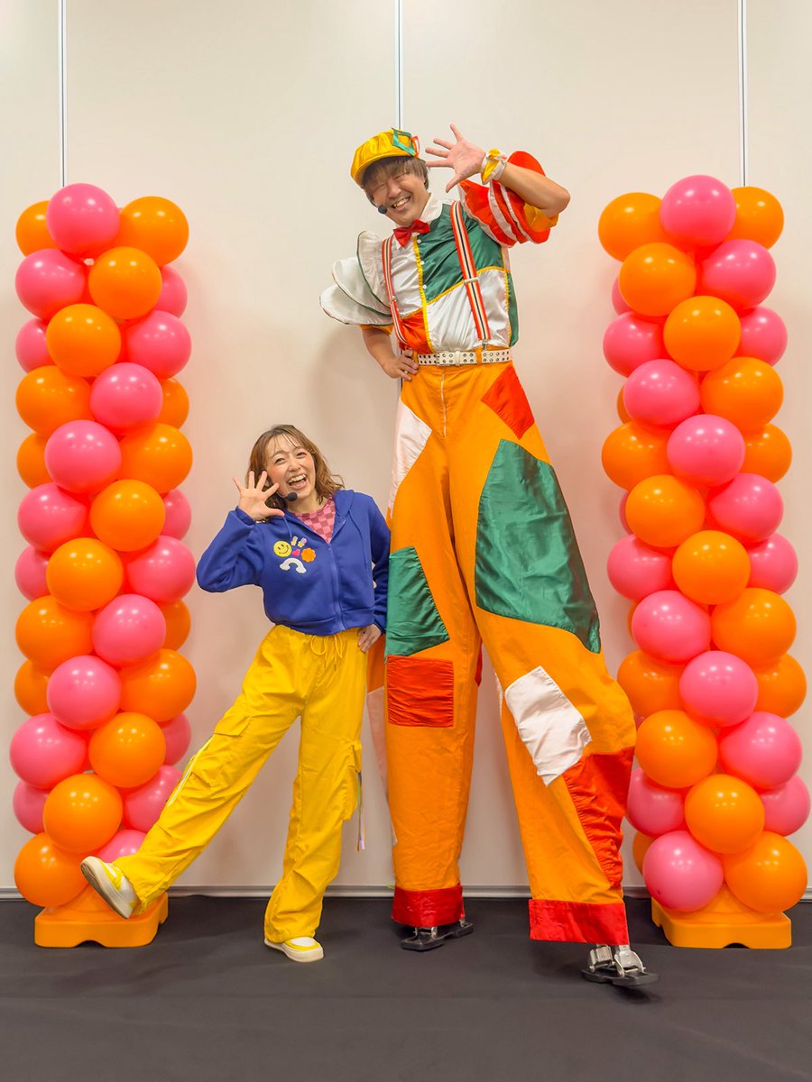 Performer_Yuki's tweet photo. 昨日は西白井コミュニティプラザ (@comipla461 )で、「リズムdeあそぼう！ PomPom -ぽんぽん-公演」でした！

遊びに来てくれたみなさん、ありがとうございました😊

PomPom -ぽんぽん-(@PomPom_4yp )を結成して、ここで初めてショーをやってから、もう3年。
初めてのおともだちも、毎回来てくれるおともだちも、元気いっぱいの笑顔で、会場がキラキラしていました✨

みんなと楽しめたこの時間が、ちょっとでも思い出に残ってくれたら嬉しいです🎶

会場に当日飾ってあった、入り口のバルーンアーチと、ステージ後ろのバルーンスタンドは、引き続きしばらく、コミプラに飾ってもらっています。
コミプラに遊びに行く時は、ぜひ見てみてくださいね🎈

これからもみんなで楽しめるショーをお届けしていきます🎉
次回もお楽しみに😁

#子ども向けショー
#親子向けショー
#西白井コミュニティプラザ