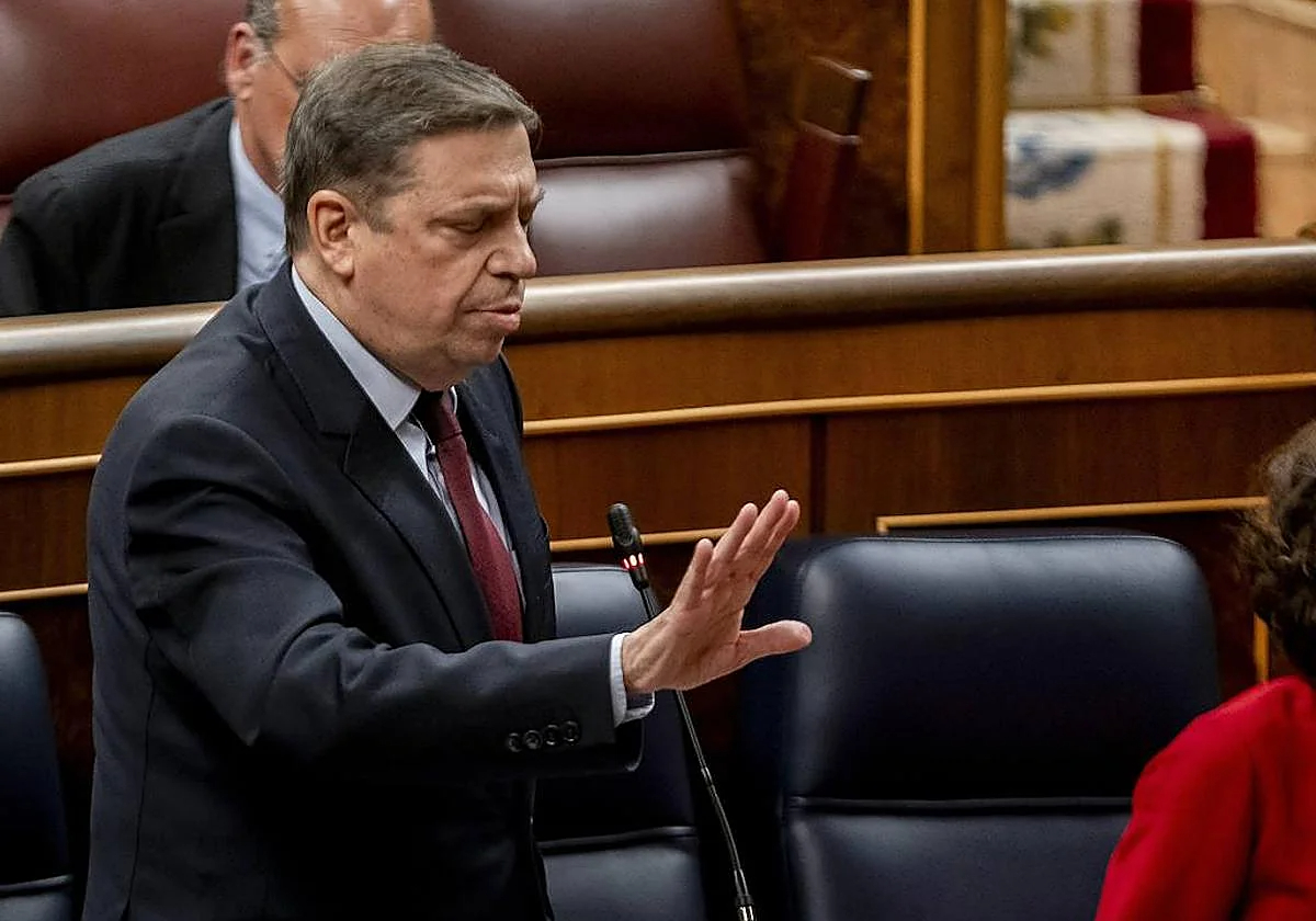 LaGacetaSA's tweet photo. "Si no fuese diputado y formasen gobierno PP y Vox, podría quedarse descolgado, por primera vez en su larga carrera política que comenzó en 1982. Y estaría ahí, sin un puesto y sin un sueldo público al que agarrarse..." ✍️ César Lumbreras ⬇️ 
https://t.co/gPi0kuSpJJ https://t.co/lFaxPGEaYu