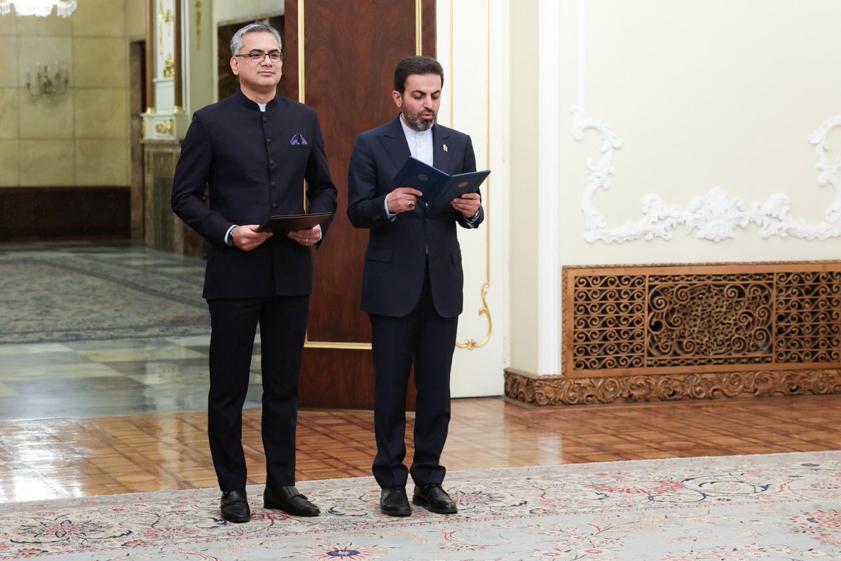 India_in_Iran's tweet photo. H.E. Shri Vishwesh Negi presented his credentials as Ambassador of India to the Islamic Republic of Iran to H.E. Dr. Masoud Pezeshkian, President of the Islamic Republic of Iran.

The Ambassador reiterated India’s commitment to further strengthening the India-Iran partnership and advancing the vision set out by the leadership of both countries.

جناب آقای ویشوِش نِگی استوارنامه خود را به‌عنوان سفیر هند در جمهوری اسلامی ایران به جناب آقای دکتر مسعود پزشکیان، رئیس‌ جمهوری اسلامی ایران، تقدیم نمود.

سفیر هند بار دیگر بر تعهد هند به تقویت هرچه بیشتر مشارکت هند و ایران و پیشبرد چشم‌انداز ترسیم‌شده از سوی رهبران دو کشور تأکید کرد.

@MEAIndia @IndianDiplomacy