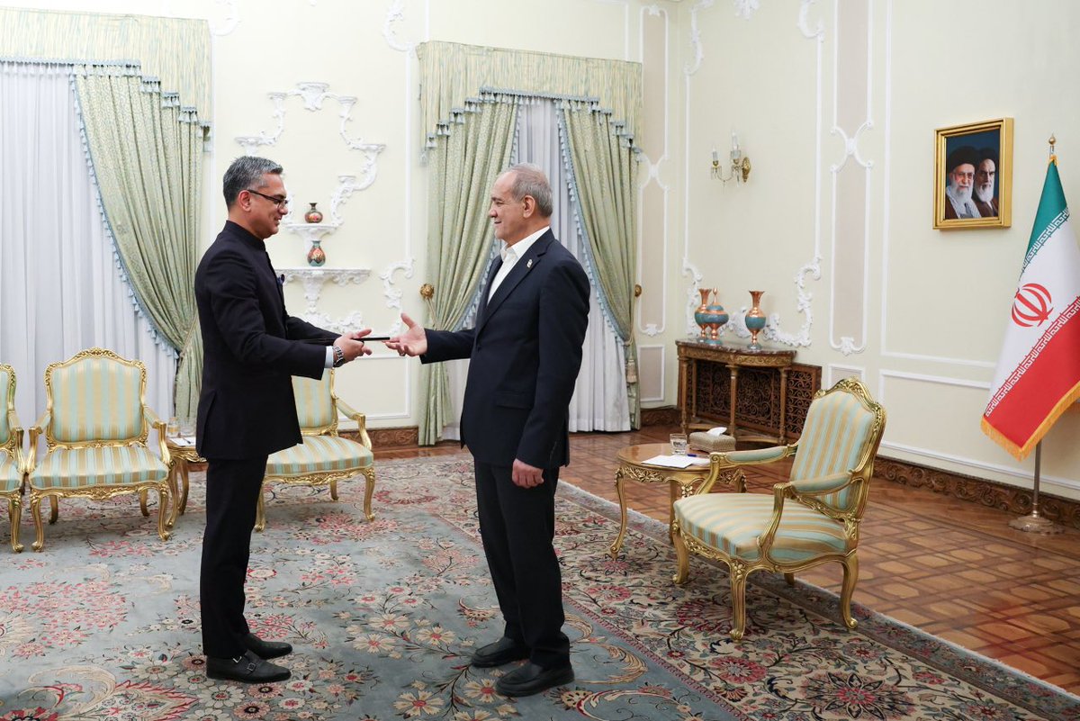India_in_Iran's tweet photo. H.E. Shri Vishwesh Negi presented his credentials as Ambassador of India to the Islamic Republic of Iran to H.E. Dr. Masoud Pezeshkian, President of the Islamic Republic of Iran.

The Ambassador reiterated India’s commitment to further strengthening the India-Iran partnership and advancing the vision set out by the leadership of both countries.

جناب آقای ویشوِش نِگی استوارنامه خود را به‌عنوان سفیر هند در جمهوری اسلامی ایران به جناب آقای دکتر مسعود پزشکیان، رئیس‌ جمهوری اسلامی ایران، تقدیم نمود.

سفیر هند بار دیگر بر تعهد هند به تقویت هرچه بیشتر مشارکت هند و ایران و پیشبرد چشم‌انداز ترسیم‌شده از سوی رهبران دو کشور تأکید کرد.

@MEAIndia @IndianDiplomacy