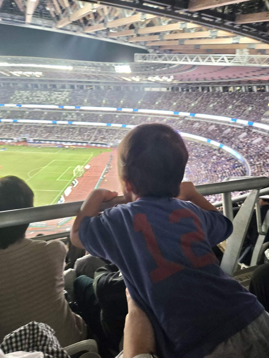 mr_93_dio's tweet photo. 「これは何？」って聞くと「かっかぁ(サッカー)」って言えるようになった息子⚽️
応援に合わせて楽しそうに手拍子している姿が本当に可愛かった！

今週末は一緒にND行くよ〜！ https://t.co/J4ChdlJJEO