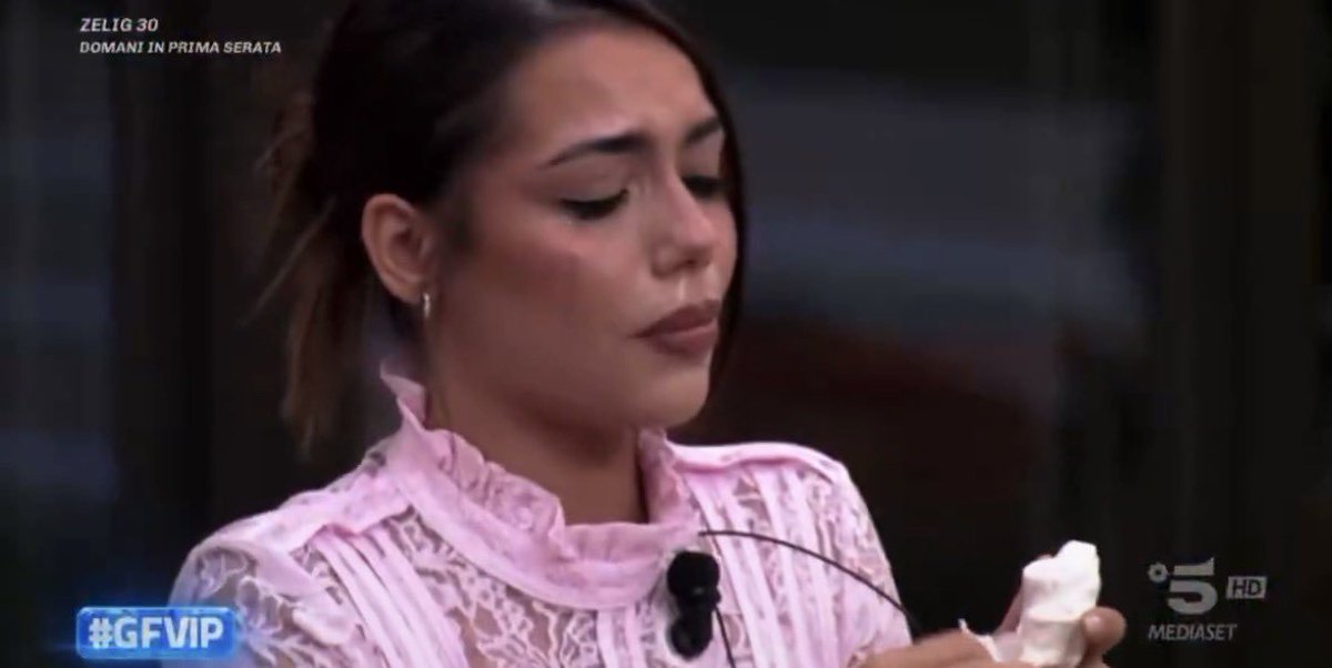 taigaxchan's tweet photo. Piera, ieri hai pianto davanti a tutti perché il cuore non sa fare finta, nemmeno sotto le telecamere. Dubitare non è tradire, è essere umani. Chi giudica una lacrima non ha mai dovuto scegliere guardando negli occhi qualcuno che ama. Noi restiamo con te🩷
#alepier https://t.co/C6pye4xXw2